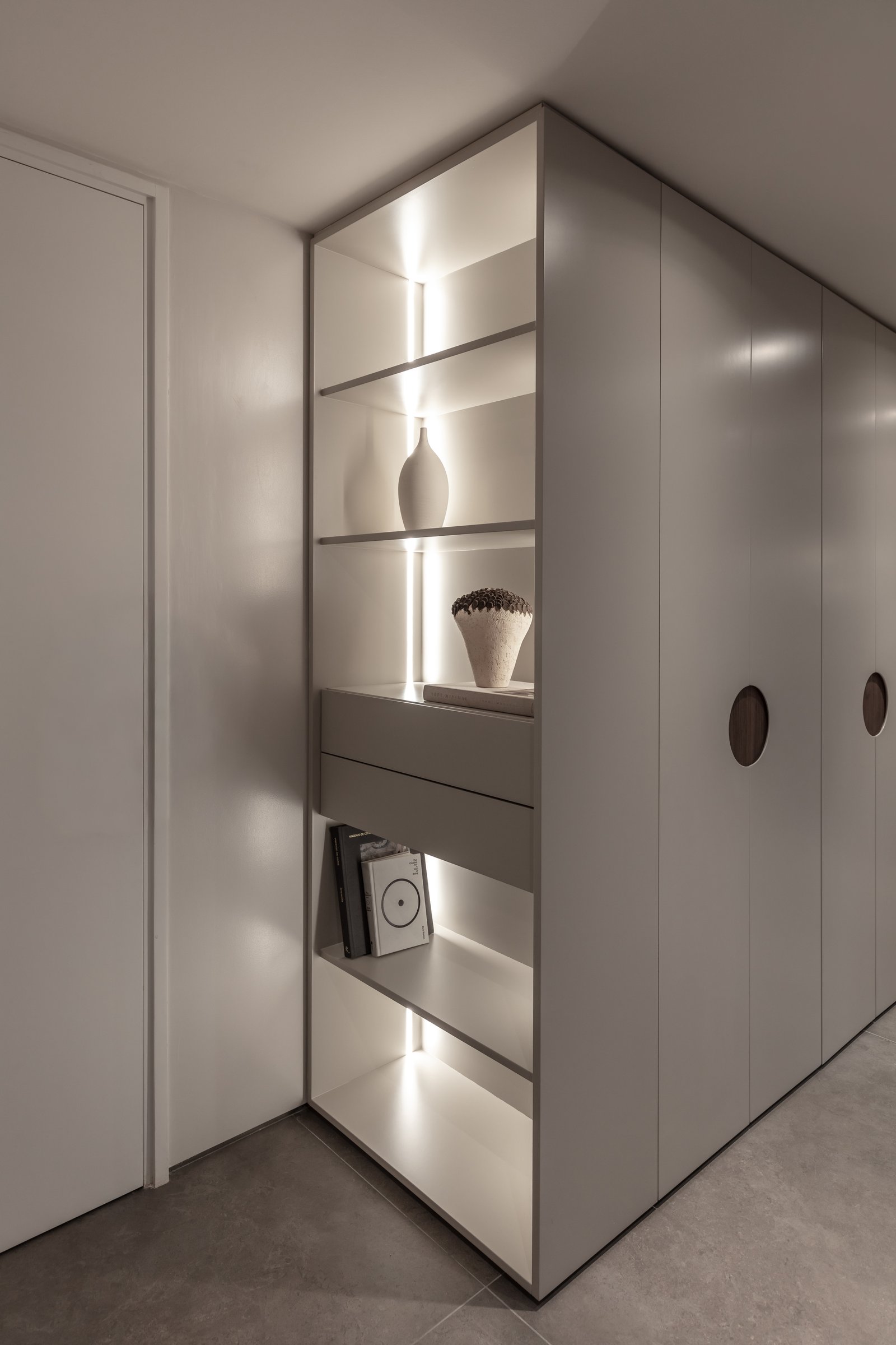 corredor moderno minimalista com armários embutidos e iluminação LED — projeto Donna Fiore | Sobrio & sofisticado | Sober & Sophisticated | Lucia Quinteros, por Ren Studio, em Prov