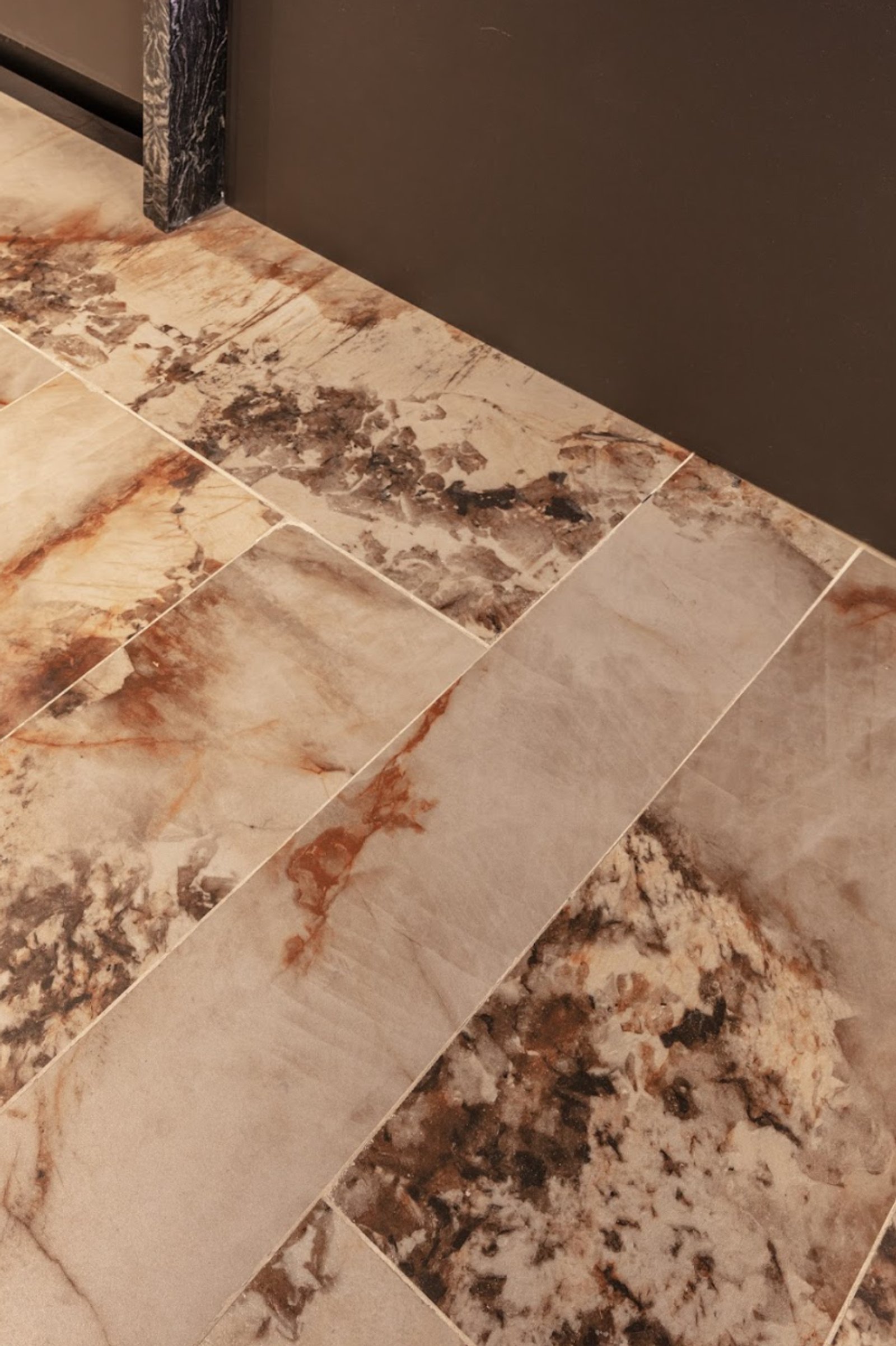 piso de mármore com veios e assentamento diagonal — projeto Adriana Randazzo, por San Lorenzo Design, em Cam. de los Remeros 1585