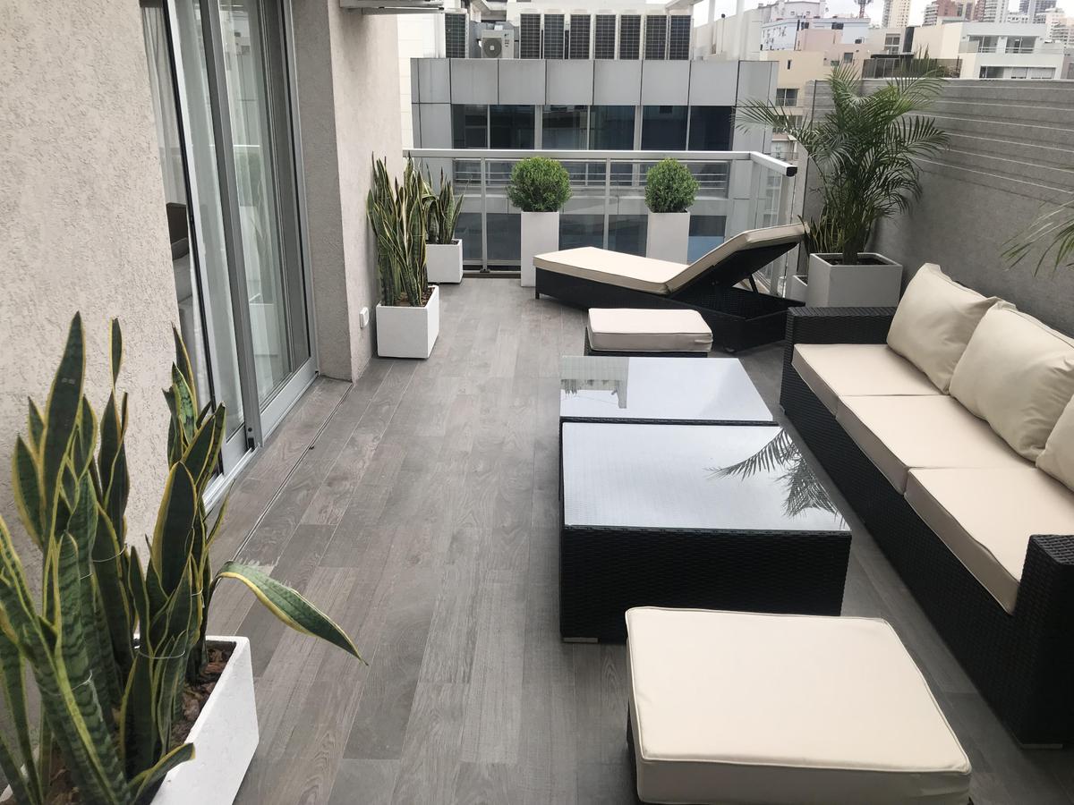 Terraço moderno urbano com deck e plantas — projeto Obra Ugarte, por Estudio Nicolás Pierry, em CABA