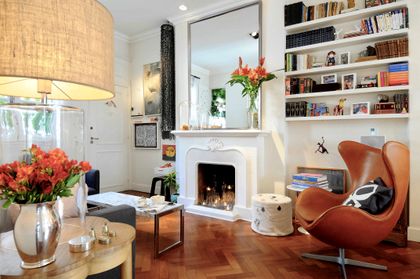luminoso living moderno con hogar a leña y gran espejo — proyecto Dpto Santa Fe, Recoleta, por Marconi Silva Arquitectos, en Recoleta