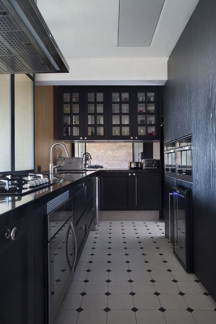 Cocina moderna negro y blanco con muebles vidriados y piso damero — proyecto BL House, por Studio Ro-ca