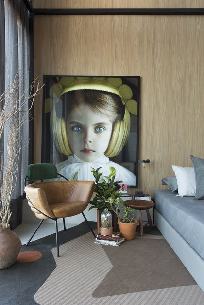 Dormitorio contemporáneo con cuadro arte pop y sillón cuero marrón — proyecto Casa COR 2017, por Studio Ro-ca