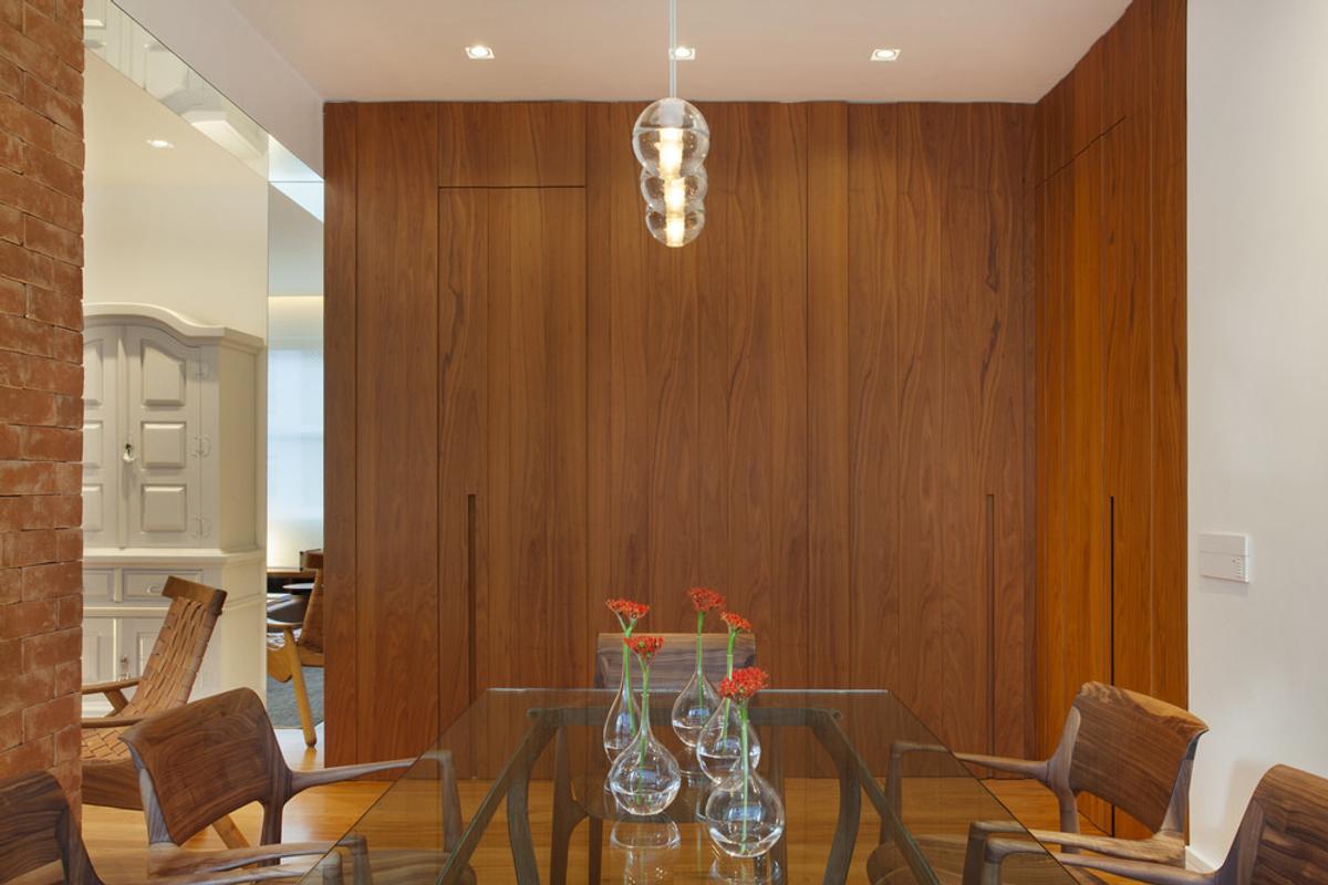 Sala de jantar Estilo Minimalista com cor predominante Tons de Madeira do Projeto MS House por Studio Ro-ca
