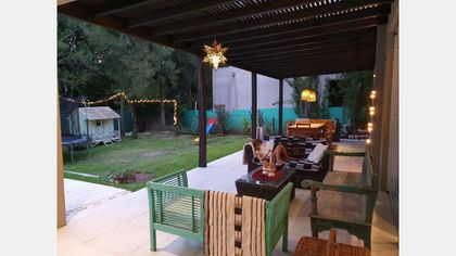 Quincho galeria con pergola, parrilla y terraza abierta al jardin — proyecto CASA 20, por 360studio