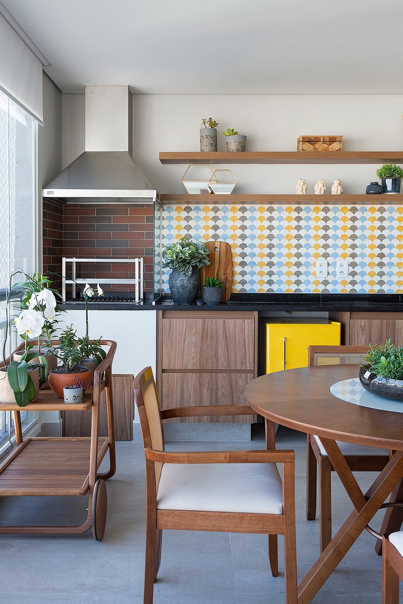 Apartamento de 120m² tem varanda integrada e decoração moderna contemporânea