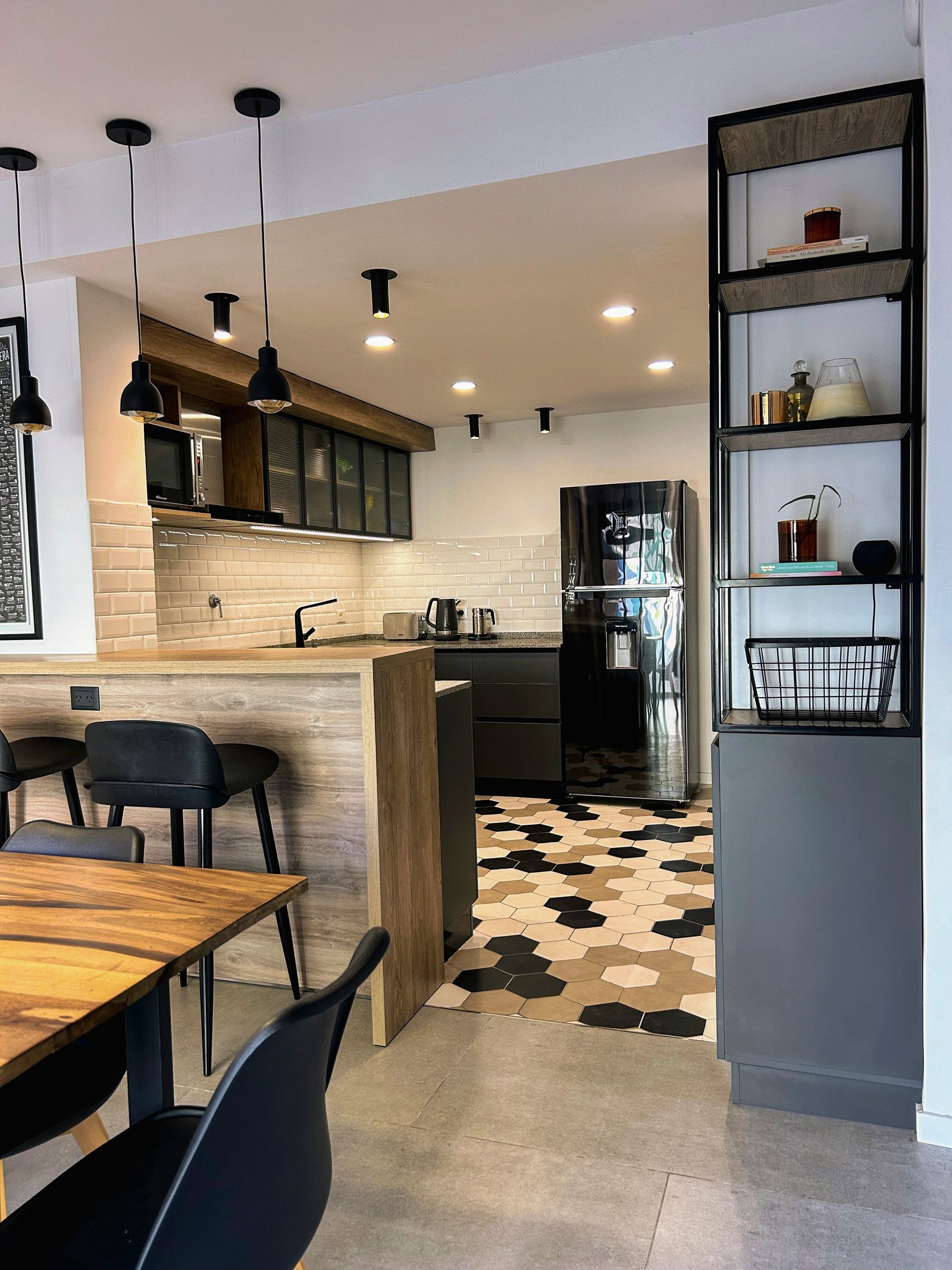 Cocina moderna con isla, estantes abiertos y piso hexagonal — proyecto Vivienda Mari y Lean, por Jeitinho Estudió Creativo, en La Plata