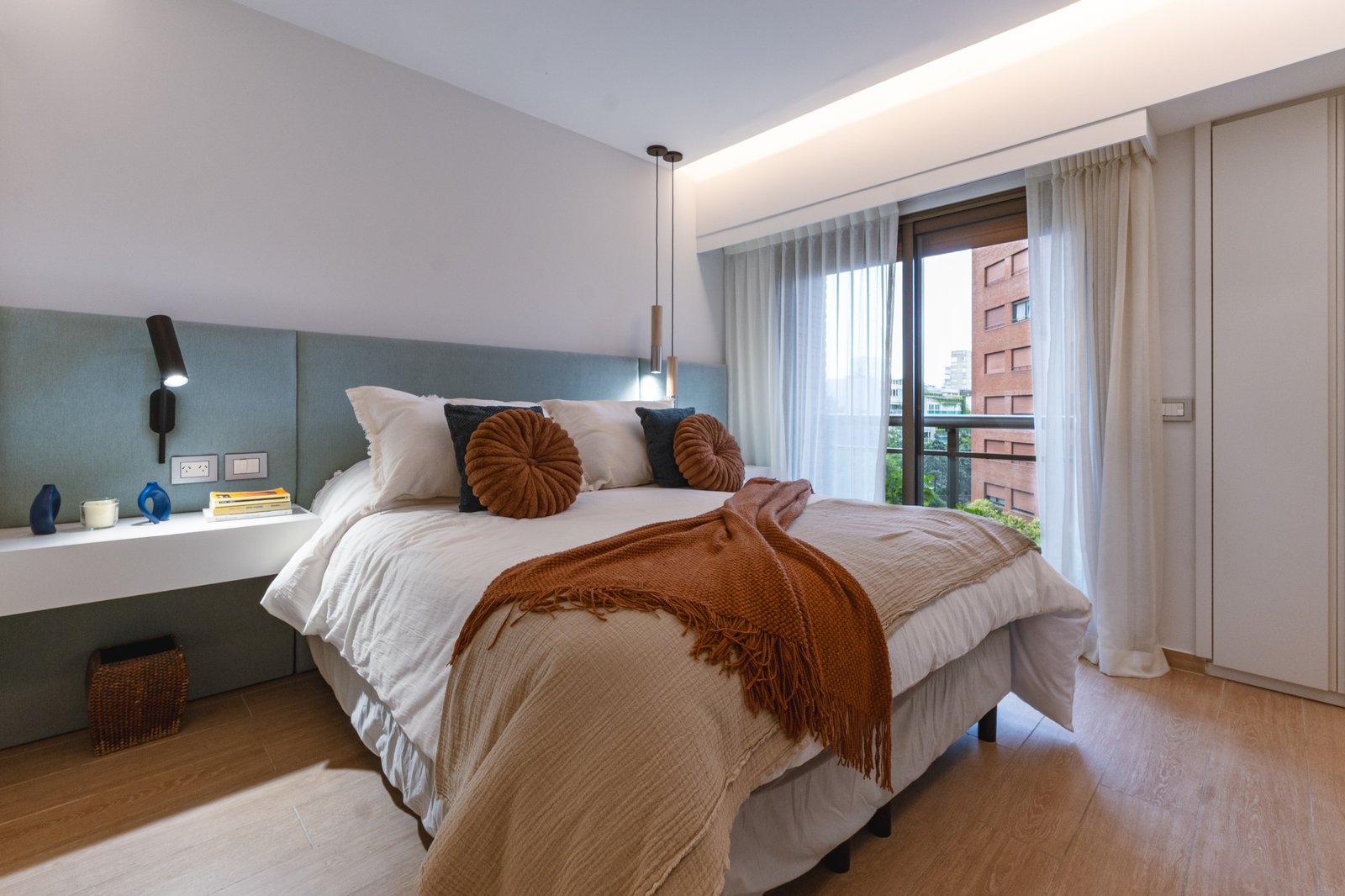 Quarto moderno com parede azul e manta terracota — projeto Sucre, por KUPERDESIGN CONSTRUCCIONES SRL, em Mcal. Antonio José de Sucre 755