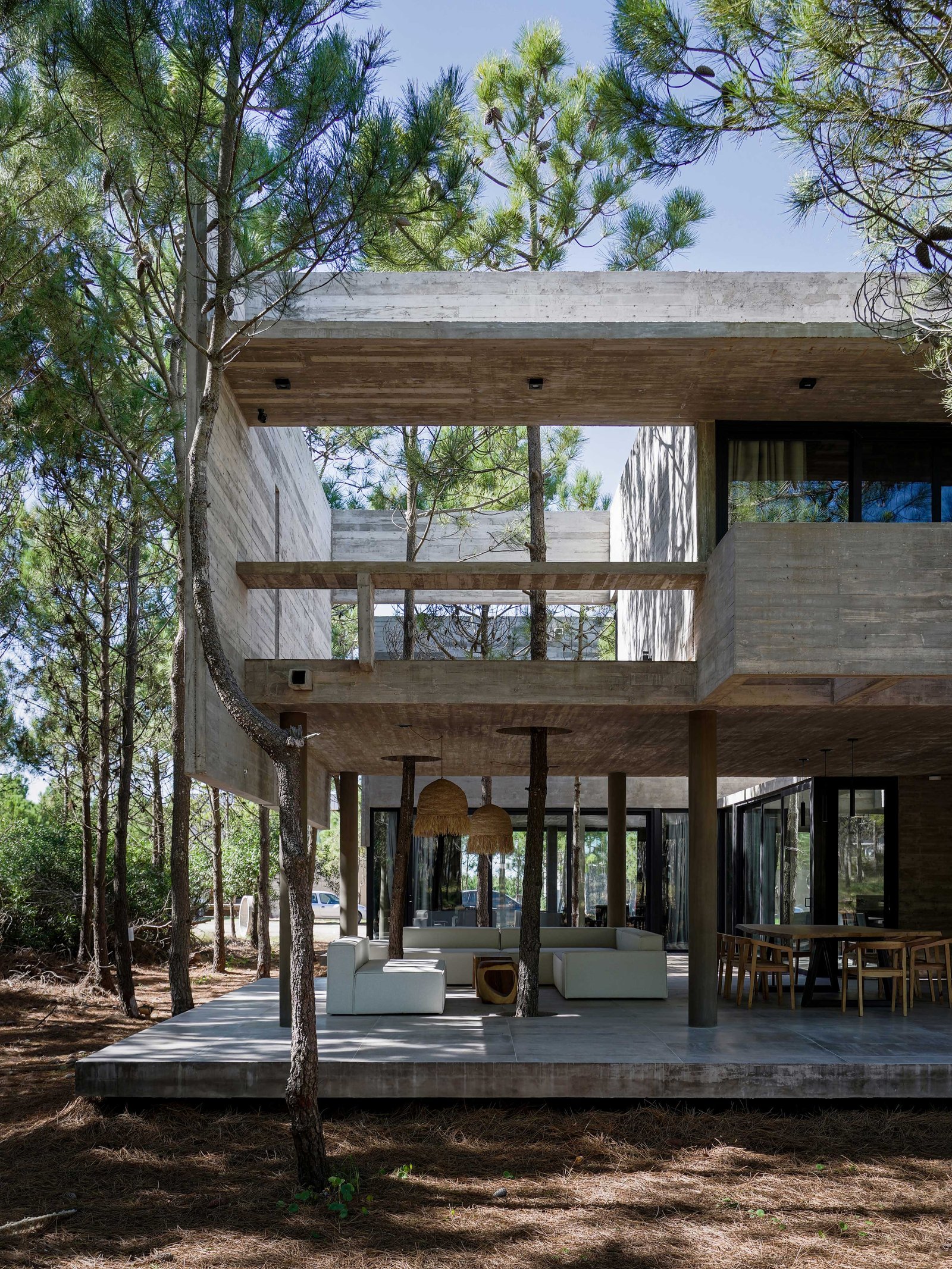 casa moderna de hormigón en medio del bosque — proyecto Casa 4H, por Besonías Almeida arquitectos, en X6VF+67
