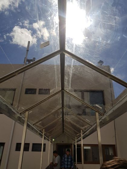 pasarela cubierta con techo transparente de plástico y vidrio — proyecto Sindicato de gaseosas, por Cristalcenter, en Buenos Aires