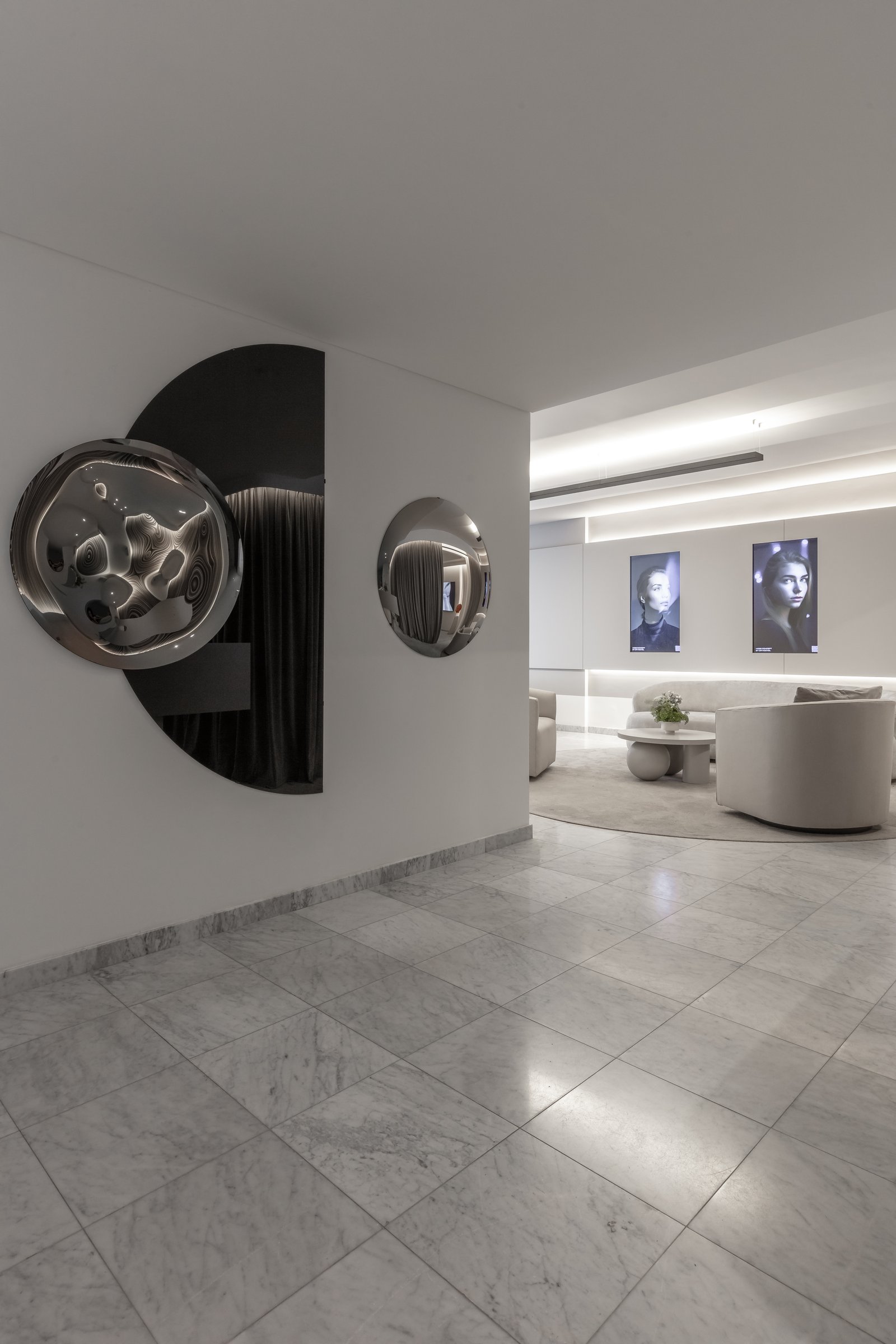 Recepção moderna com piso de mármore, sofás curvos e arte — projeto Figueroa Alcorta | Rhinoplasty meets art, por Ren Studio, em Palermo Chico