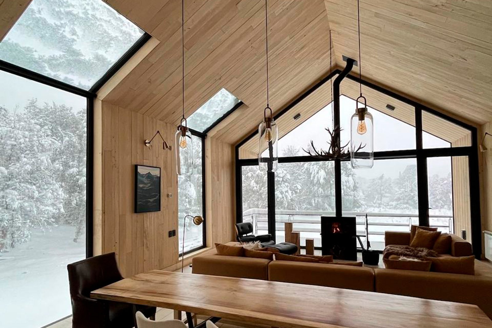 Living comedor rústico moderno con vistas al bosque nevado y techos altos — proyecto Vivienda Chihuallanca, por MUCHTEK, en San Martín de los Andes