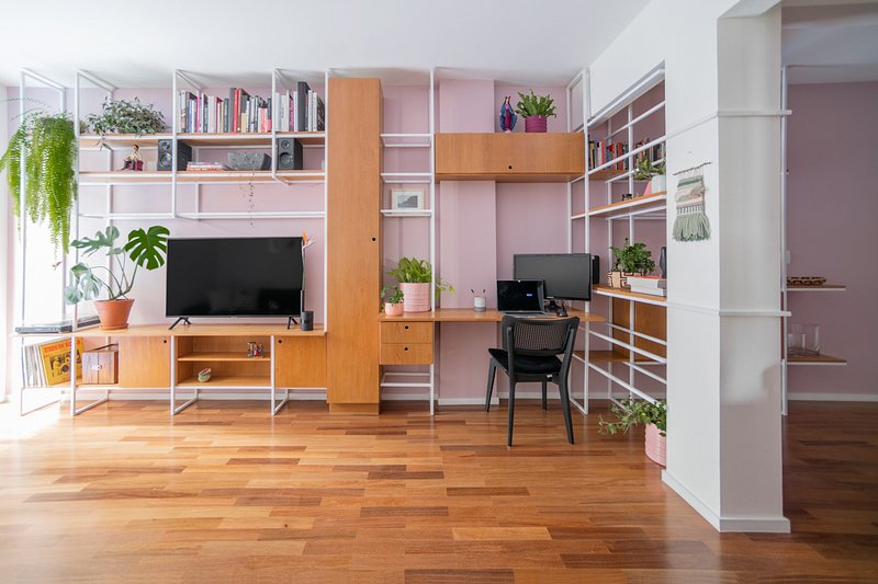 Apartamento antigo é completamente repaginado com móveis multifuncionais e cores