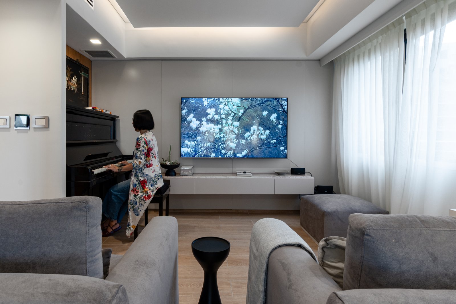 Living moderno con piano de cola y gran pantalla de TV — proyecto Sucre, por KUPERDESIGN CONSTRUCCIONES SRL, en Mcal. Antonio José de Sucre 755
