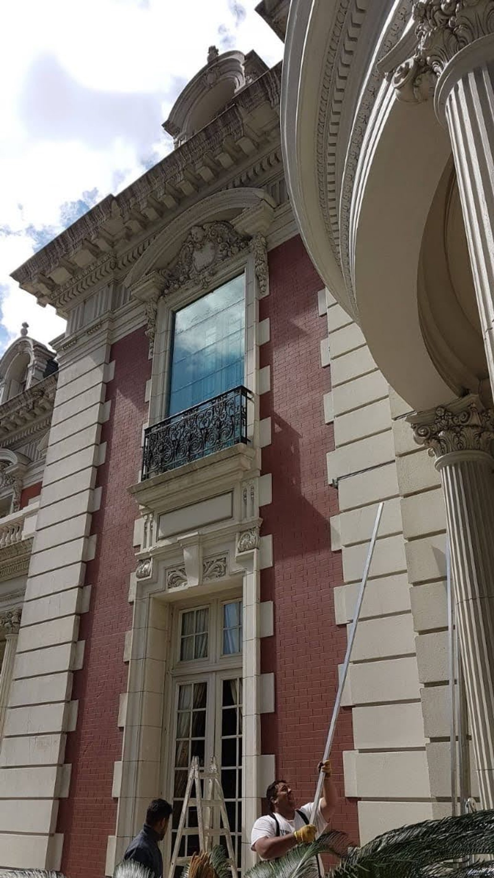 fachada clásica con detalles ornamentales y personal realizando tareas de mantenimiento — proyecto Vidrios antibala rb5 Four Seasons hotel, por Cristalcenter, en Recoleta