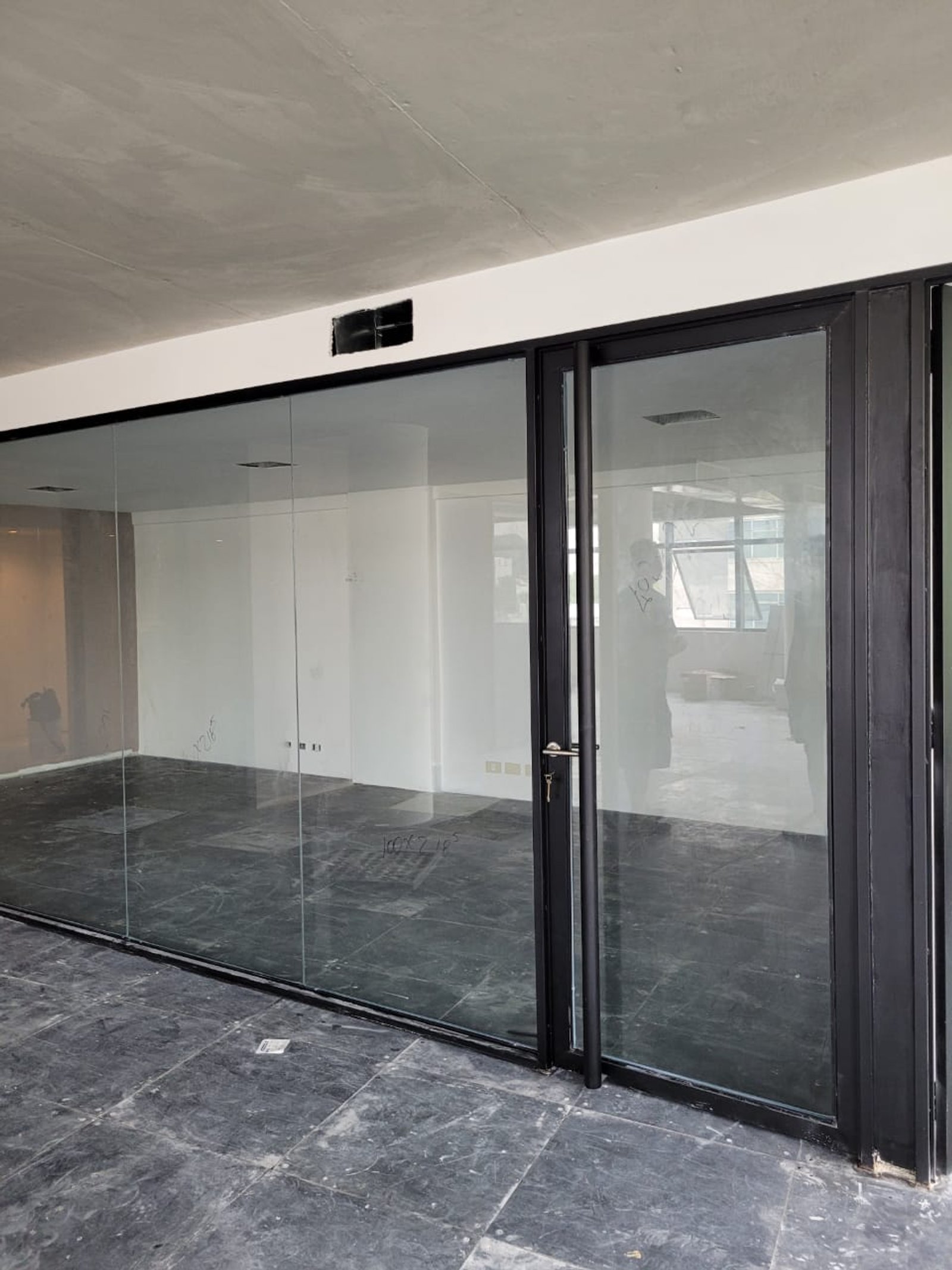 Oficina moderna en construcción con muros de cristal — proyecto Cerramientos en Bindex 4+4, por Cristalcenter, en Parque Patricios