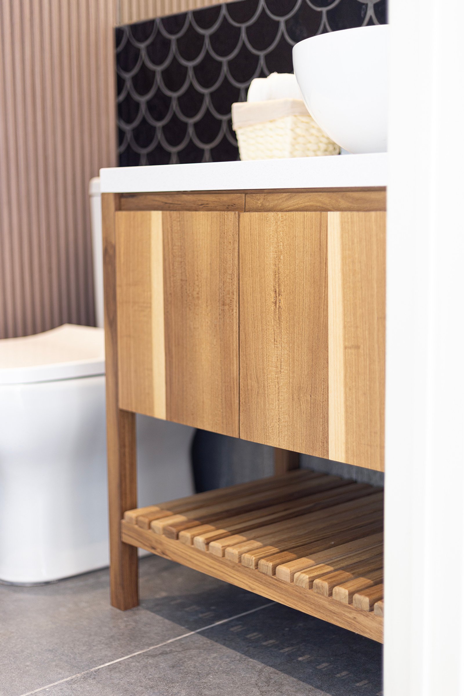 Baño moderno rústico con mueble de madera y estante de listones — proyecto Proyecto Gaby P. , por LINEA NETA diseño interior , en Canning