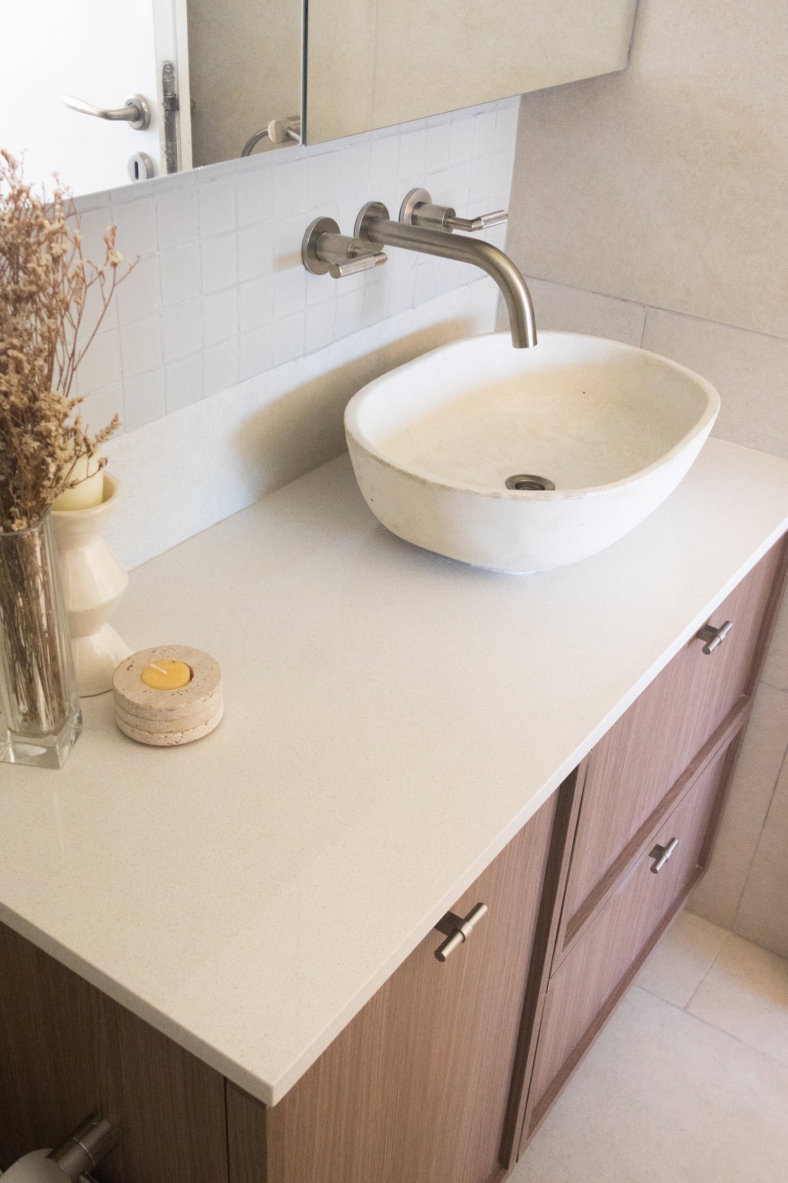 Baño moderno con bacha ovalada y grifería de pared — proyecto Cabrera, por Estudio BDM, en Cdad. Autónoma de Buenos Aires