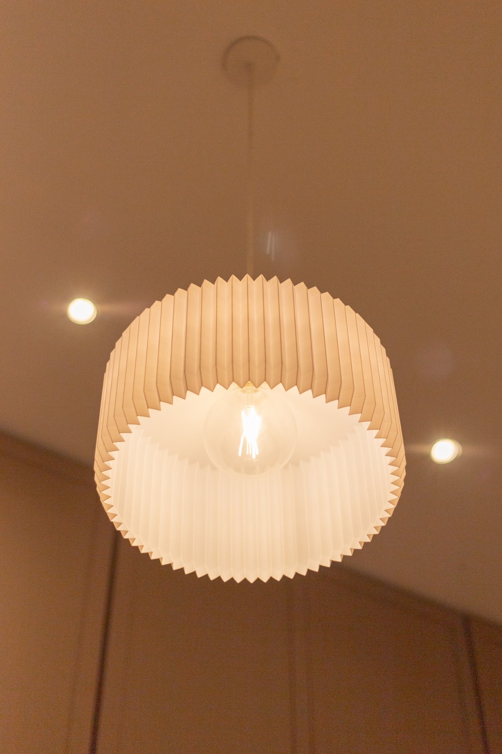 Lámpara colgante moderna con pantalla plisada de madera — proyecto Anchorena, por Martina Kleinert, en Palermo