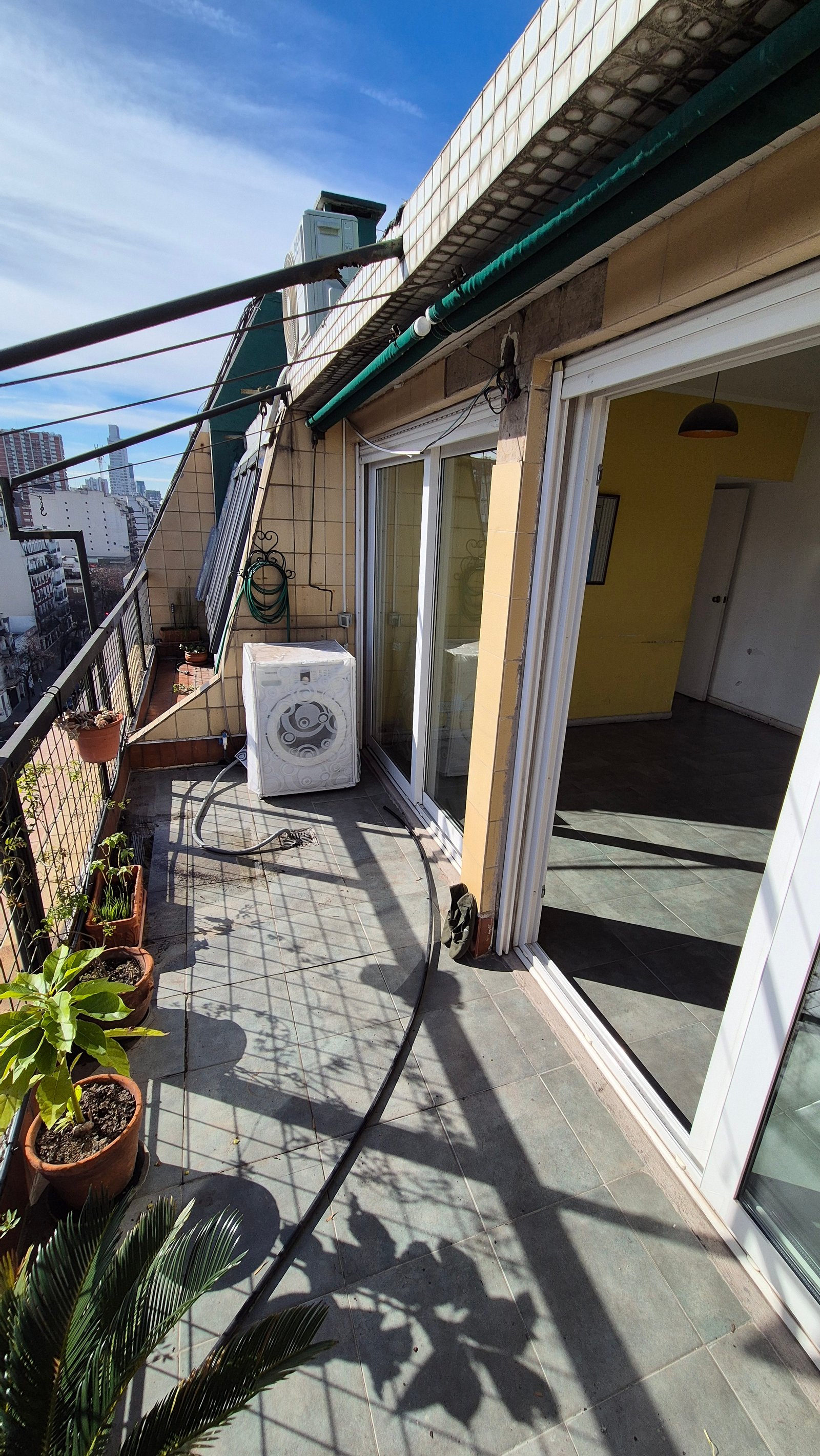 Terraço de varanda moderno com máquina de lavar e plantas — projeto Balcón - Remodelación Soho, por RenovArqui, em Palermo
