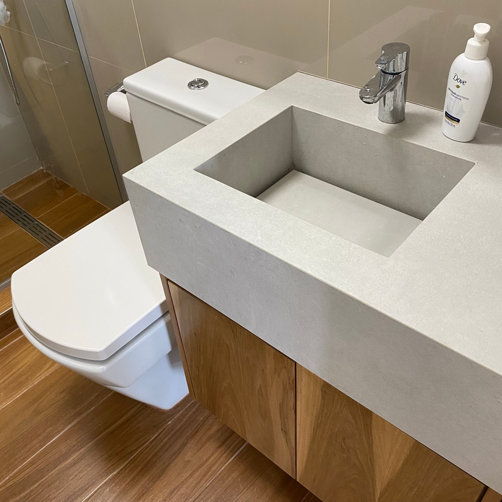 Baño moderno con lavabo de microcemento y muebles de madera — proyecto Pringles, por MDBK Arquitectura, en Almagro