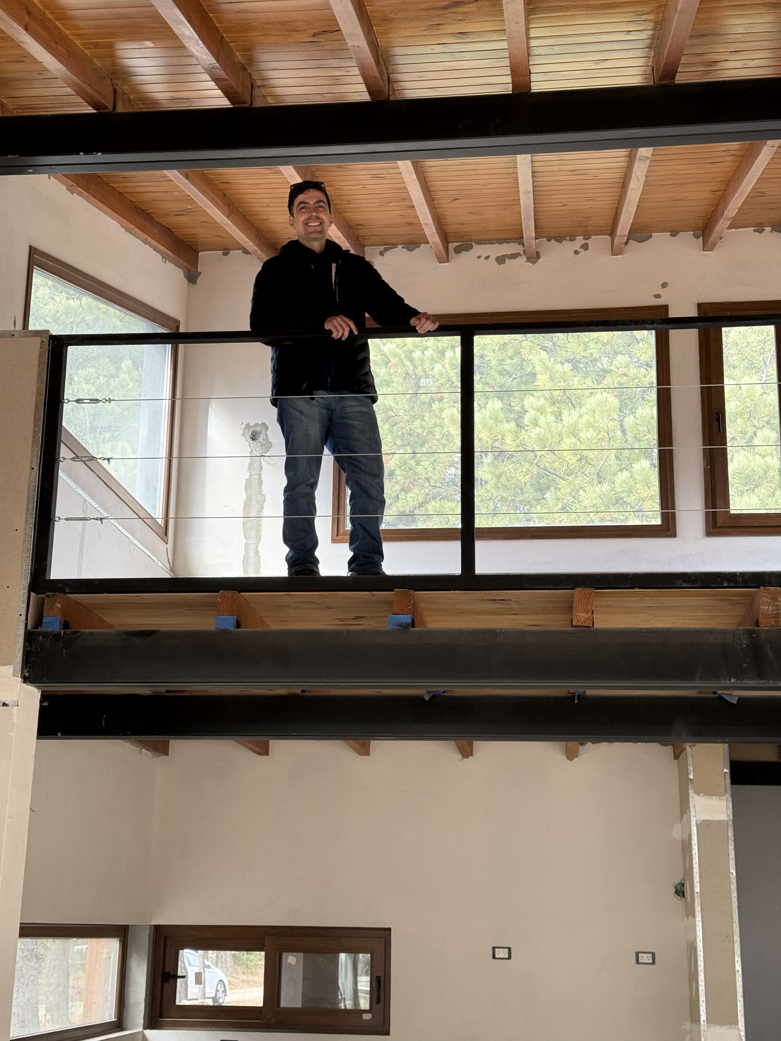 Construcción de loft con vigas expuestas y balcón tipo altillo — proyecto F30, por Arquitecta Grace Overgaard, en Acceso Al Challhuaco