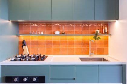 Cocina minimalista con azulejos naranjas, mesada blanca y muebles azul grisáceo — proyecto #ApêCoolColors, por Oficina de Morar, en Jaraguá do Sul - Barra do Rio do Cerro