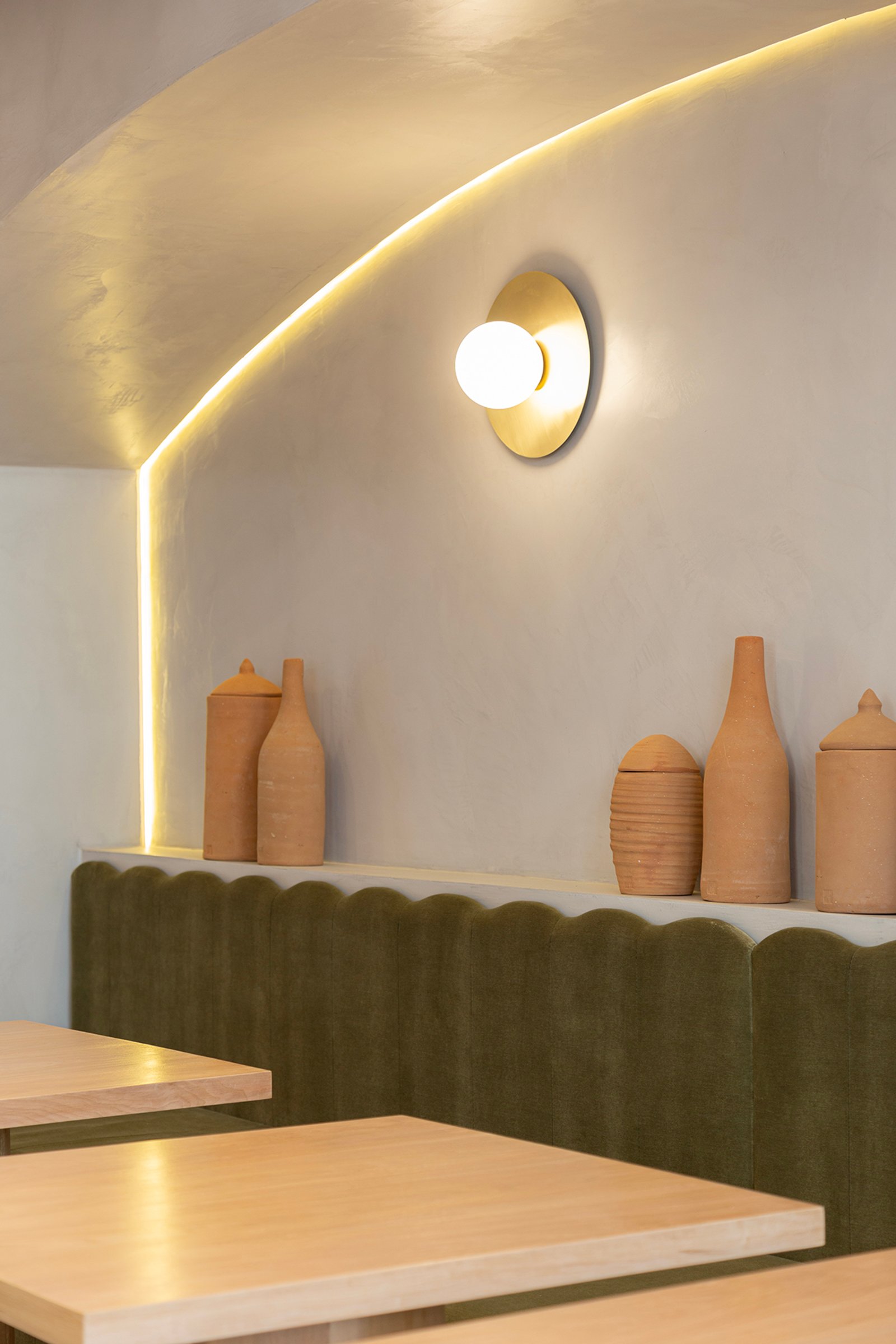 Sala de jantar moderna com mobiliário de terracota e detalhes de iluminação — projeto HATSU Palermo - MZV Arquitectura, por Gaby Alfonso, em Palermo
