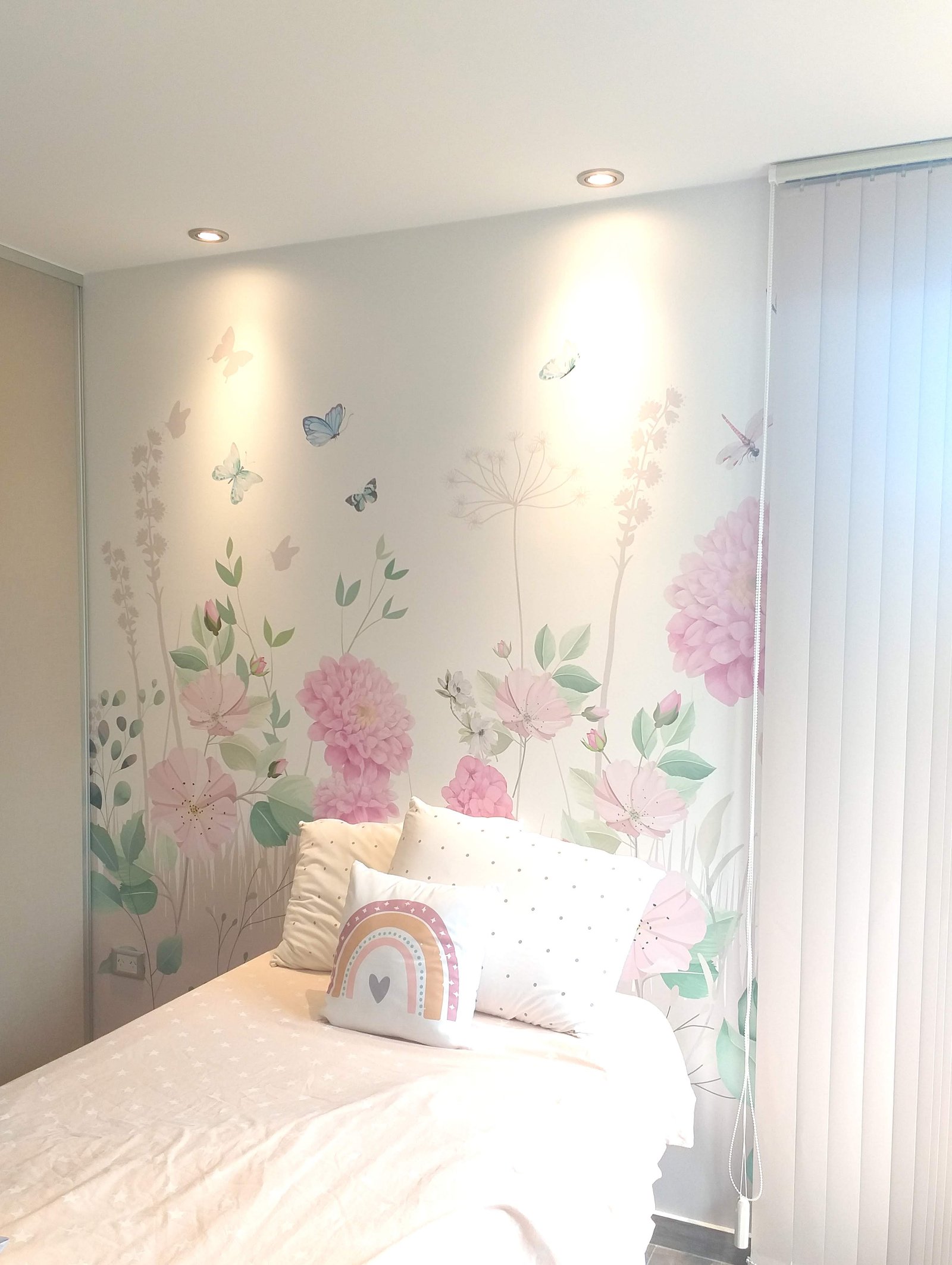 Habitación infantil con papel mural floral y cama rosa — proyecto Habitacion infantil de nena, por Picma Empapelados, Murales, Esmerilados, Prints ,Papeles, en Canning