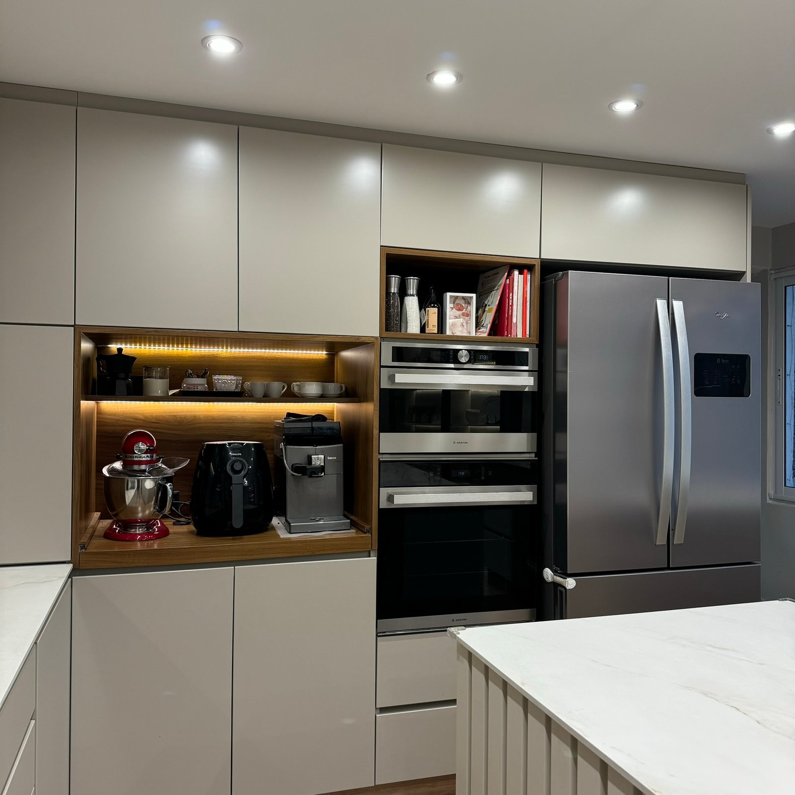 Cocina moderna minimalista con electrodomésticos integrados — proyecto Las Heras, por MDBK Arquitectura, en Palermo