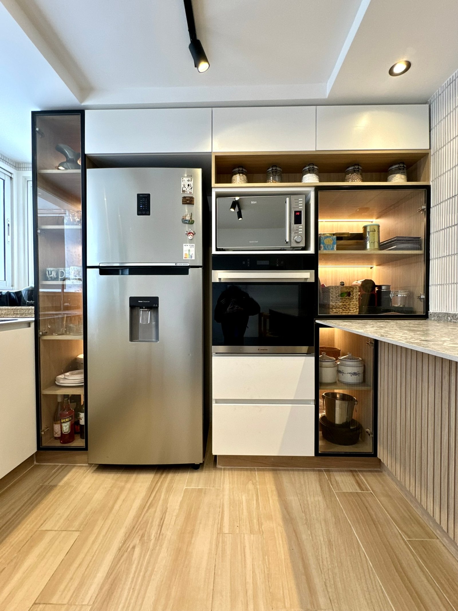 Cocina moderna escandinava con heladera de acero inoxidable y muebles de madera — proyecto Arengreen, por MDBK Arquitectura, en Caballito