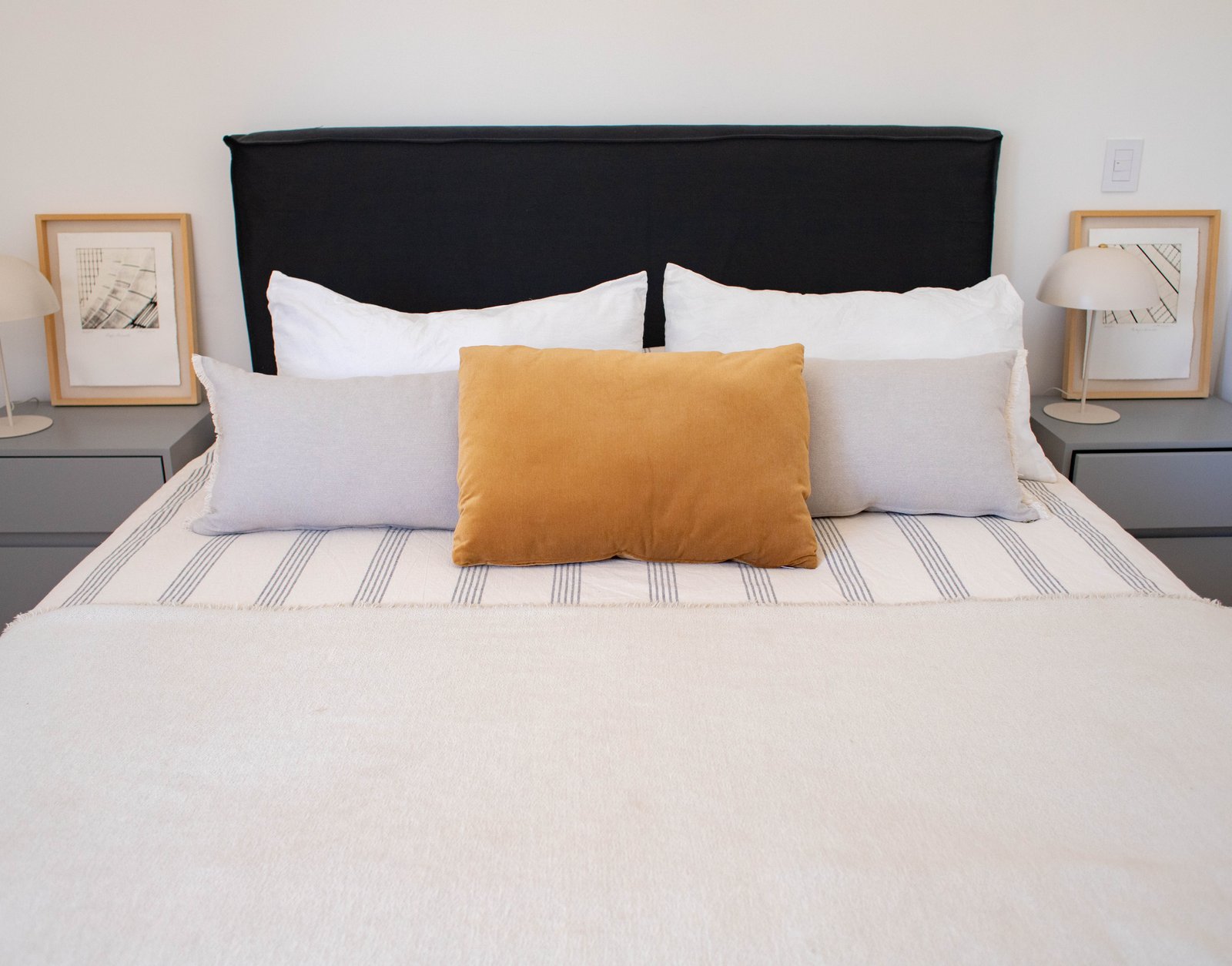 Dormitorio moderno con cama grande y cabecero negro — proyecto Ovejitas, por LACROZE DESIGN STUDIO, en San Isidro