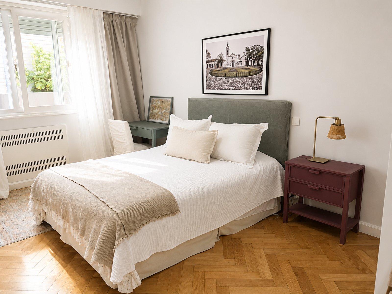 Quarto moderno escandinavo com cama grande e detalhes em madeira — projeto Arenales, por Equipe, em Buenos Aires