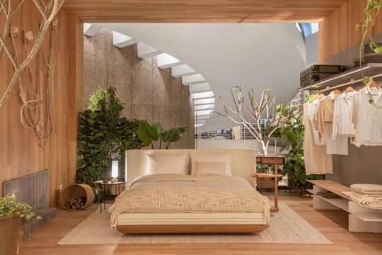 Dormitorio moderno con escalera curva y pared verde — proyecto CASA COR São Paulo 2022, por Barbara Dundes – Arquitetura + Design
