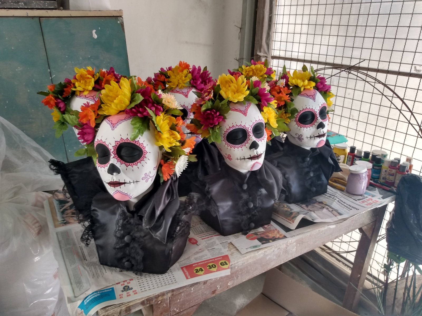 Caveiras decorativas de papel machê com flores — projeto Calaveras y Catrinas, por Arte Umbra, em Cdad. Autónoma de Buenos Aires