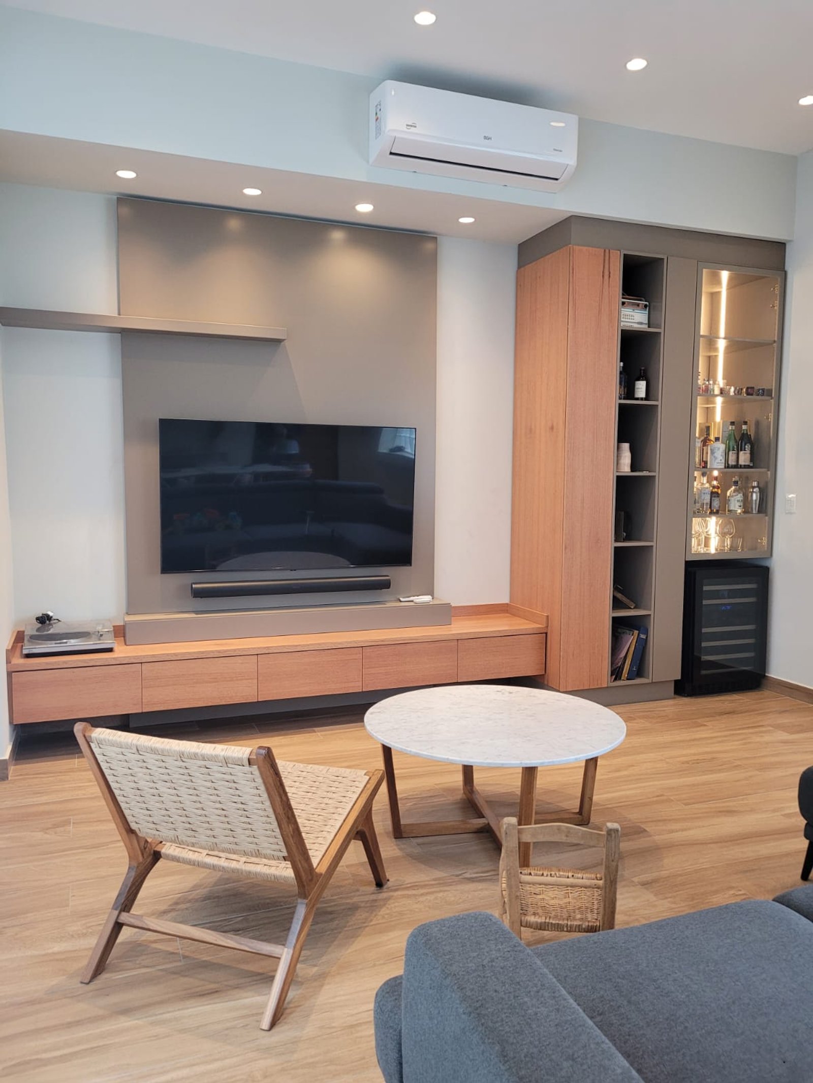 Living moderno con mueble de madera integrado y sillón tejido — proyecto Belgrano, por Licefe Carpentry SRL, en Belgrano