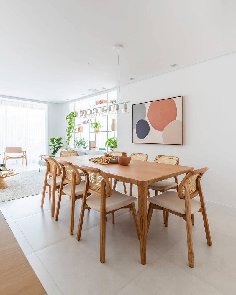 Apartamento tem sala e varanda integrados com muita luz natural e aconchego