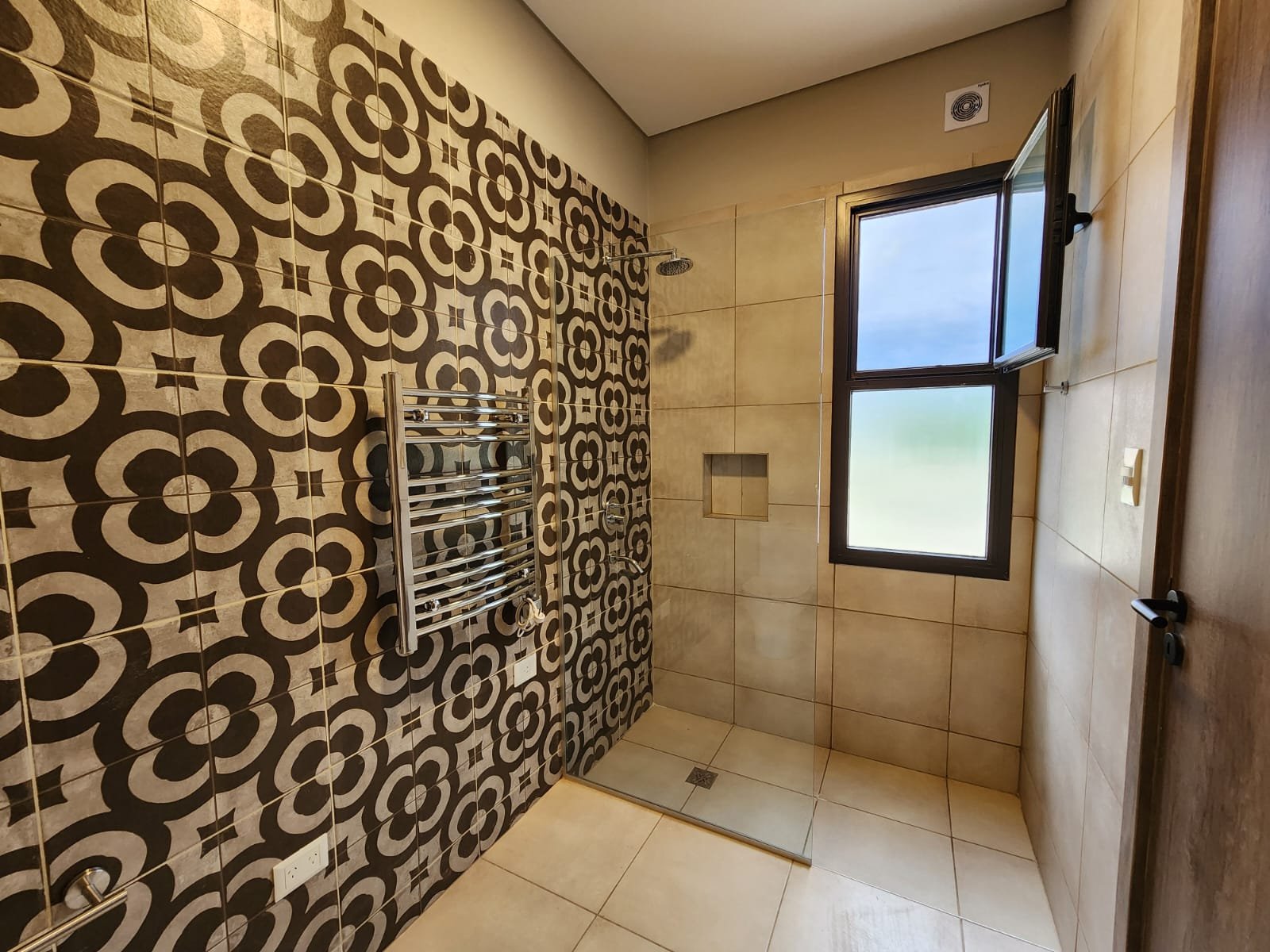 Baño moderno con azulejos geométricos y ducha amplia — proyecto Ca La Estancia, por Luciana González Anderson, en Cafayate