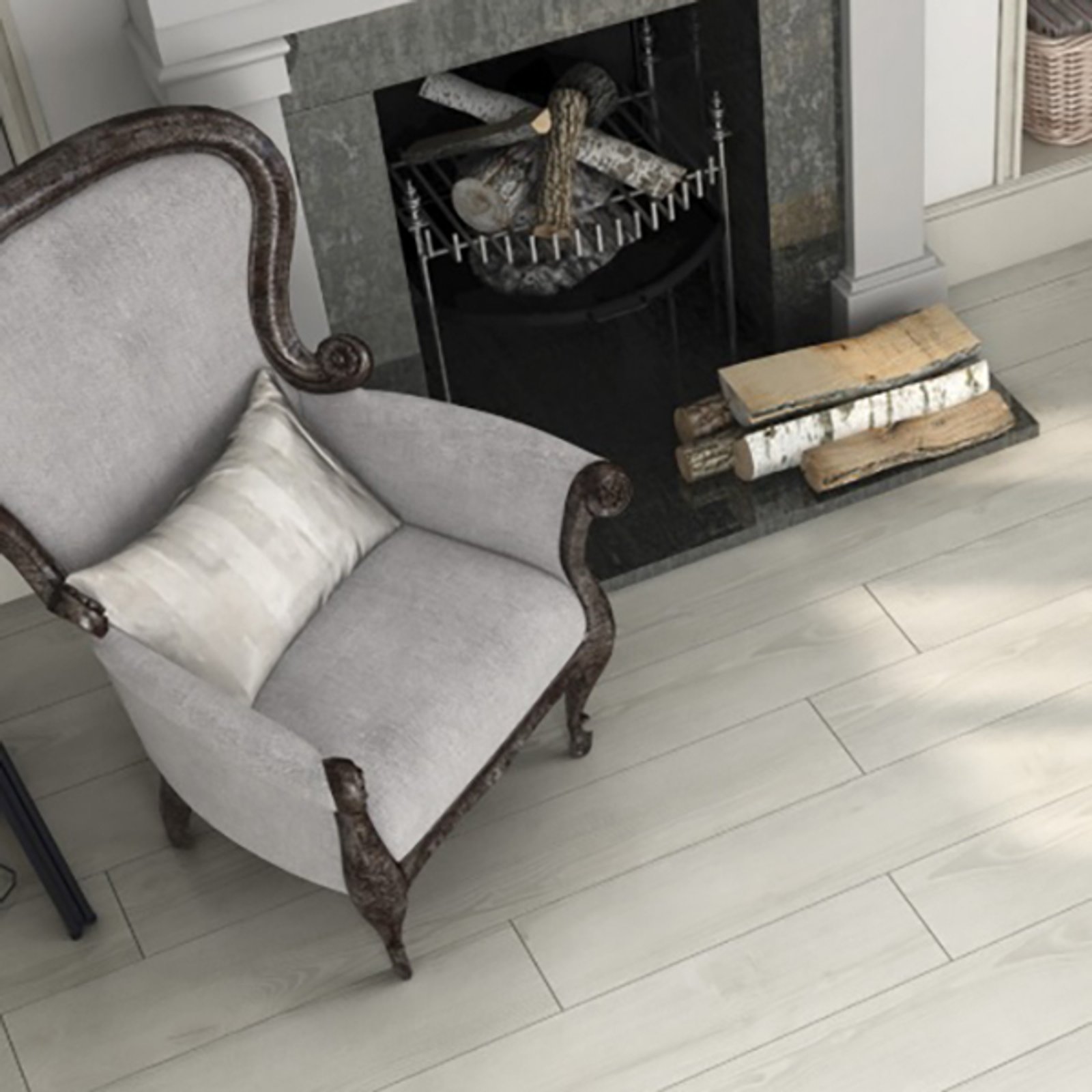 Sala de estar com poltrona cinza e lareira rústica — projeto Pisos Flotantes, por The Flooring Company