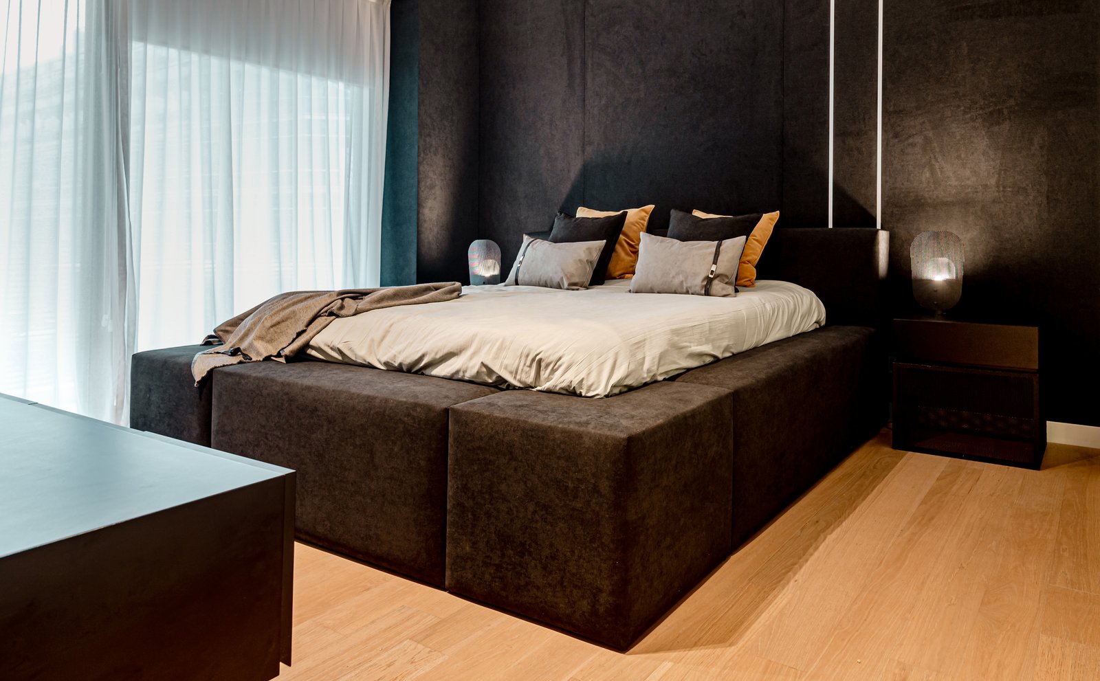 Dormitorio moderno con cama plataforma y cortinas blancas — proyecto OBRA OCEANA, PUERTO MADERO, por MARCELO MAZZA, en Puerto Madero