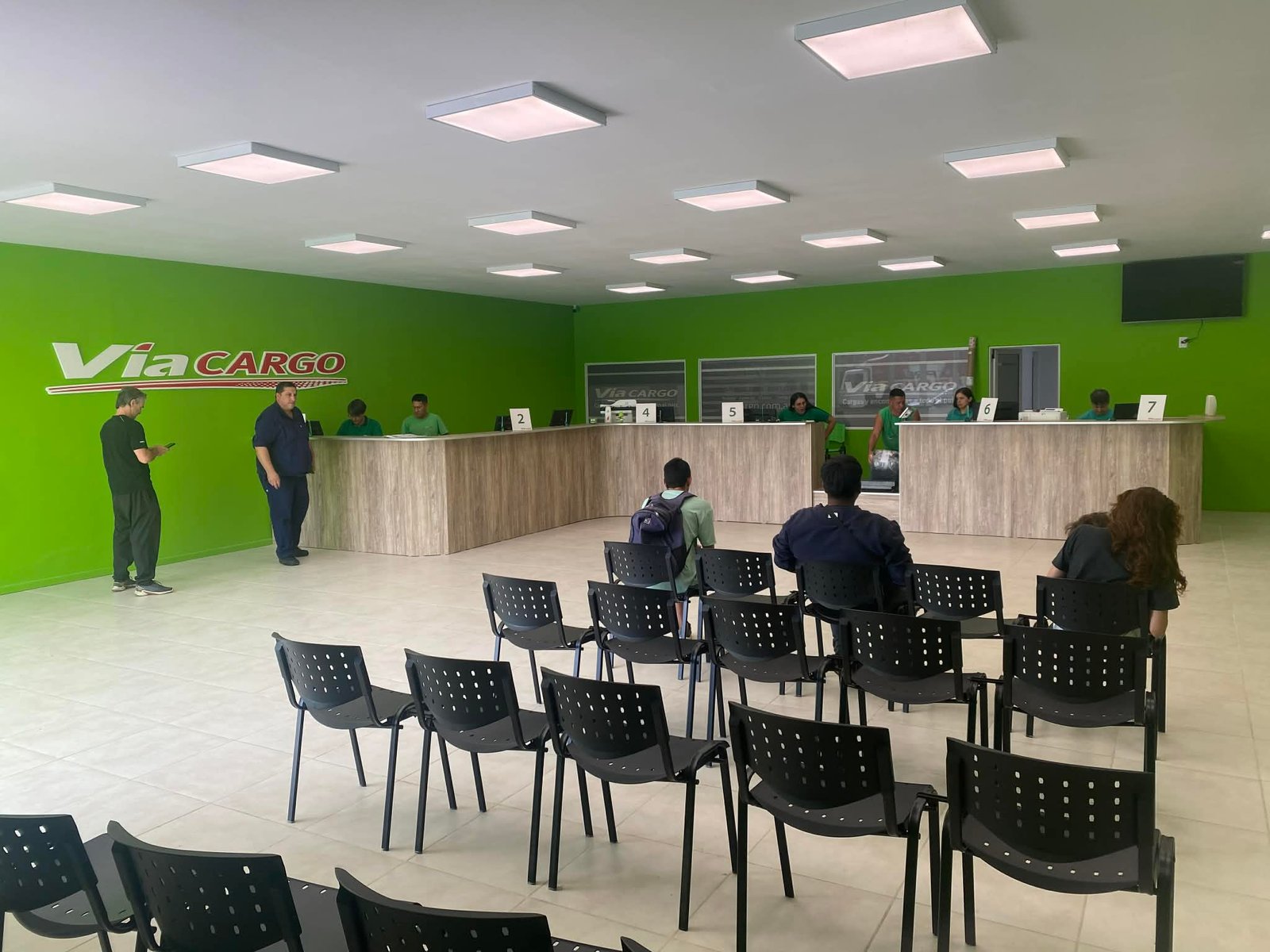 Sala de espera de escritório moderna com paredes verde-claras — projeto Sucursal Via Cargo, filial Corrientes, Empresa de distribución y logística., por Arquitecto Gustavo Maidana,