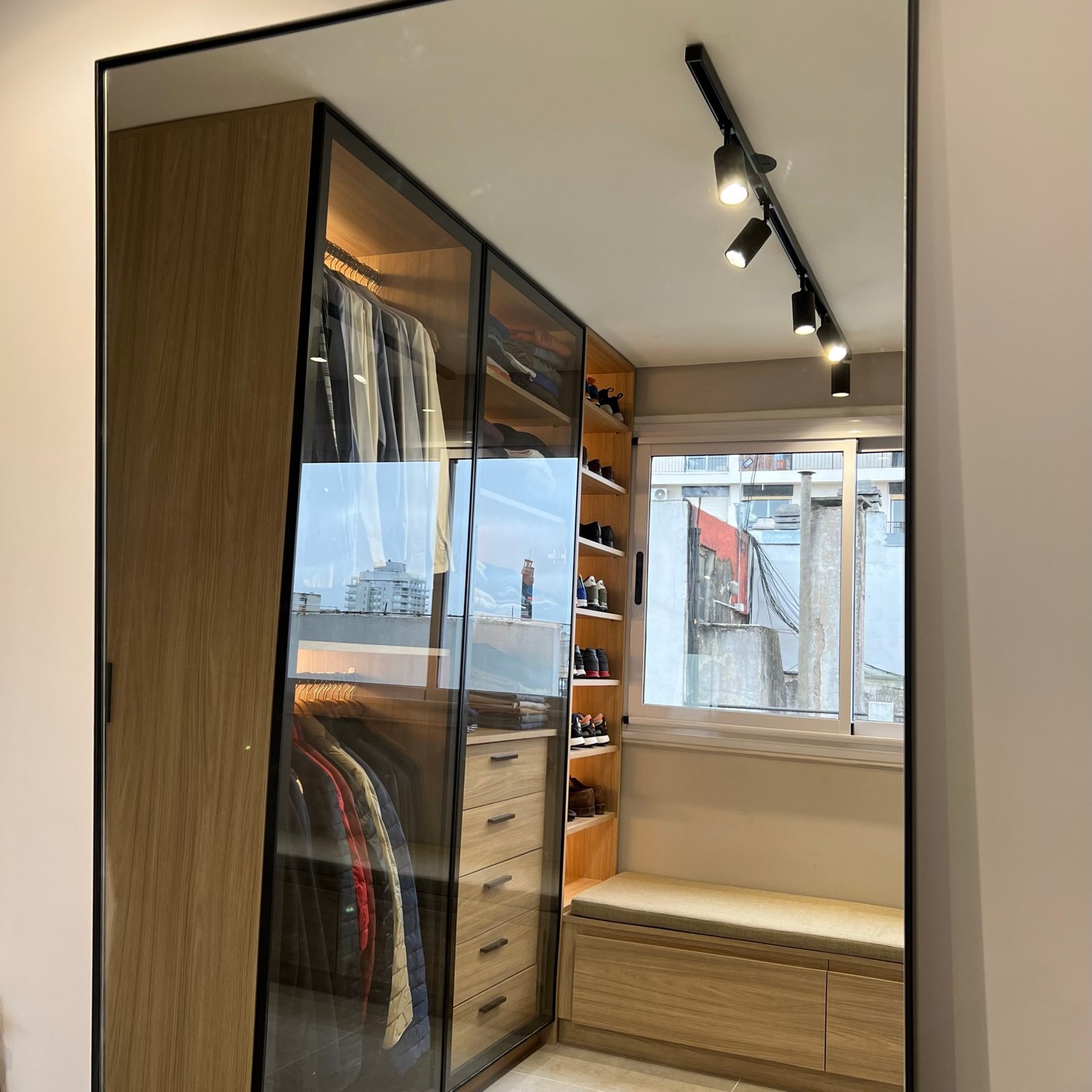 Amplo closet moderno com marcenaria em madeira natural e espelho de corpo inteiro — projeto Matienzo, por MDBK Arquitectura, em Belgrano