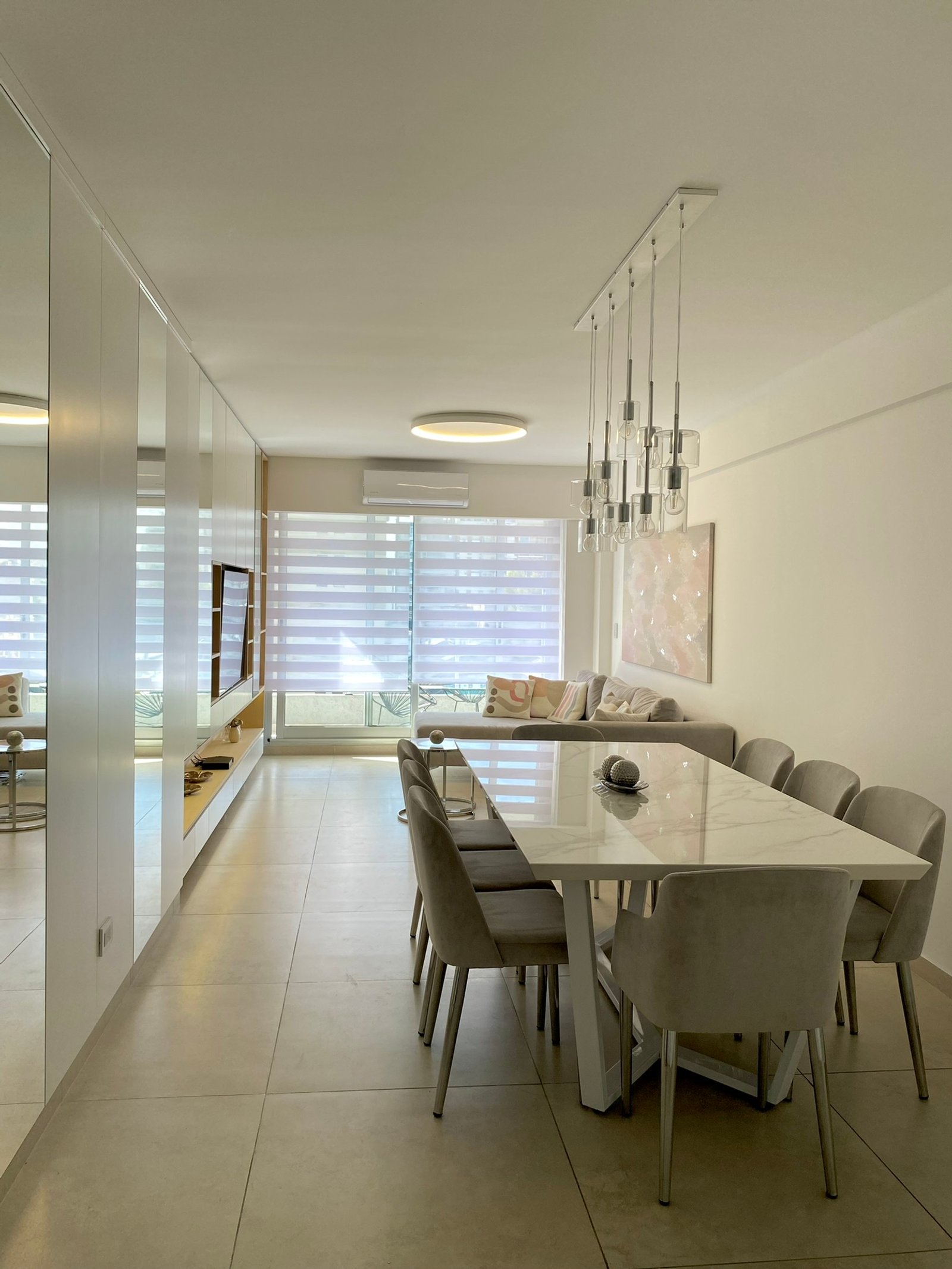 Comedor moderno con mesa de mármol_like y sillas grises, integrado a living — proyecto Padilla, por MDBK Arquitectura, en Villa Crespo
