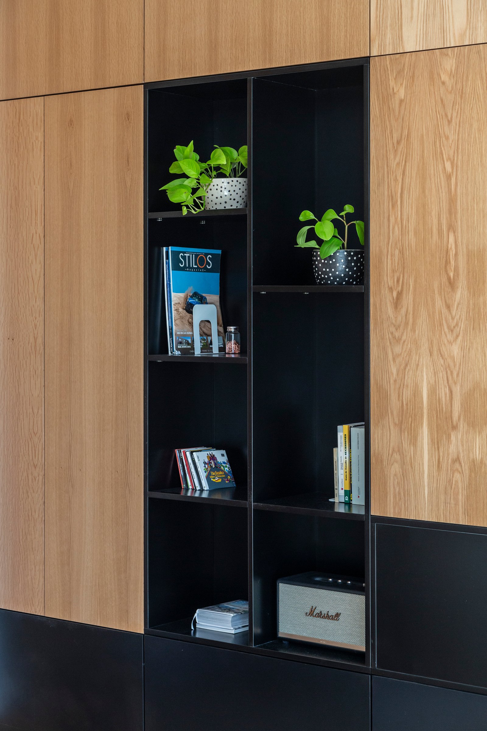 Estantería moderna con paneles de madera de roble y objetos decorativos — proyecto Casa MECHA, por Grupo CRBN, en B1712 Castelar