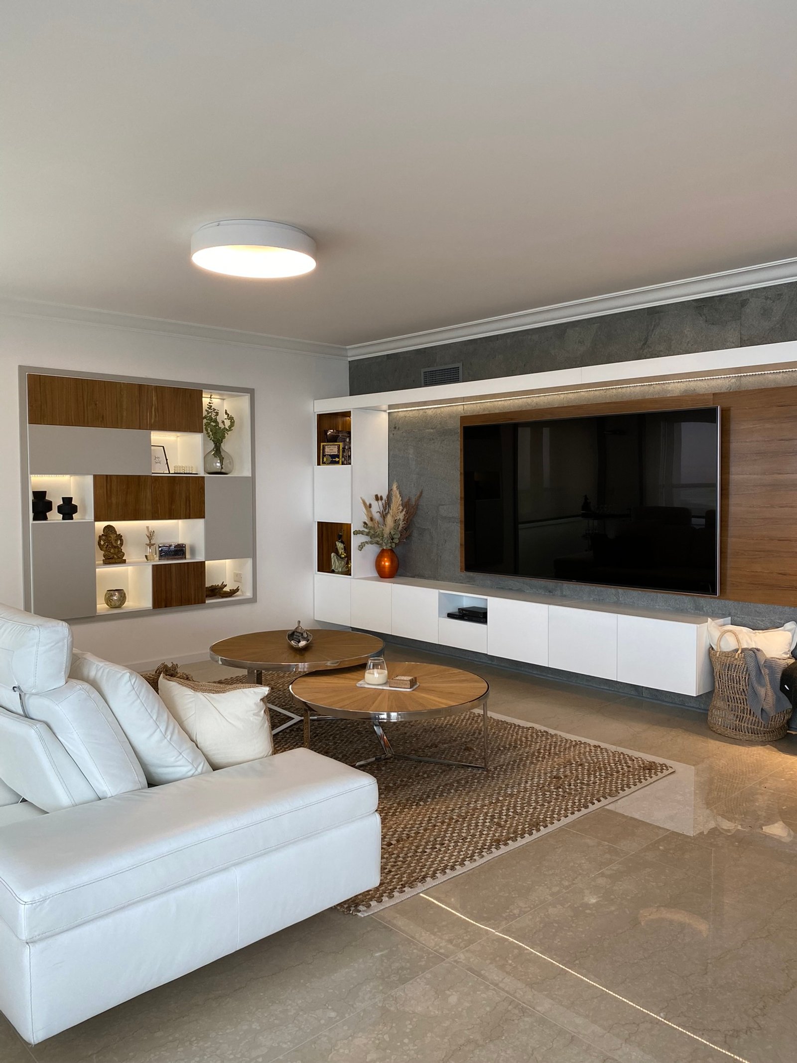 Sala de estar moderna com piso de concreto e sofá branco — projeto Libertador I, por MDBK Arquitectura, em Palermo