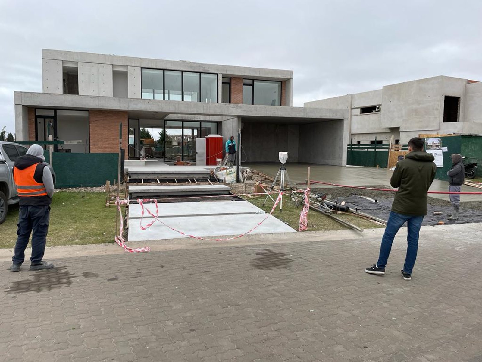 casa moderna em construção, fachada de concreto — projeto LA PROVIDENCIA LOTE 262, por IRALA CONSTRUCCIONES, em Carlos Spegazzini