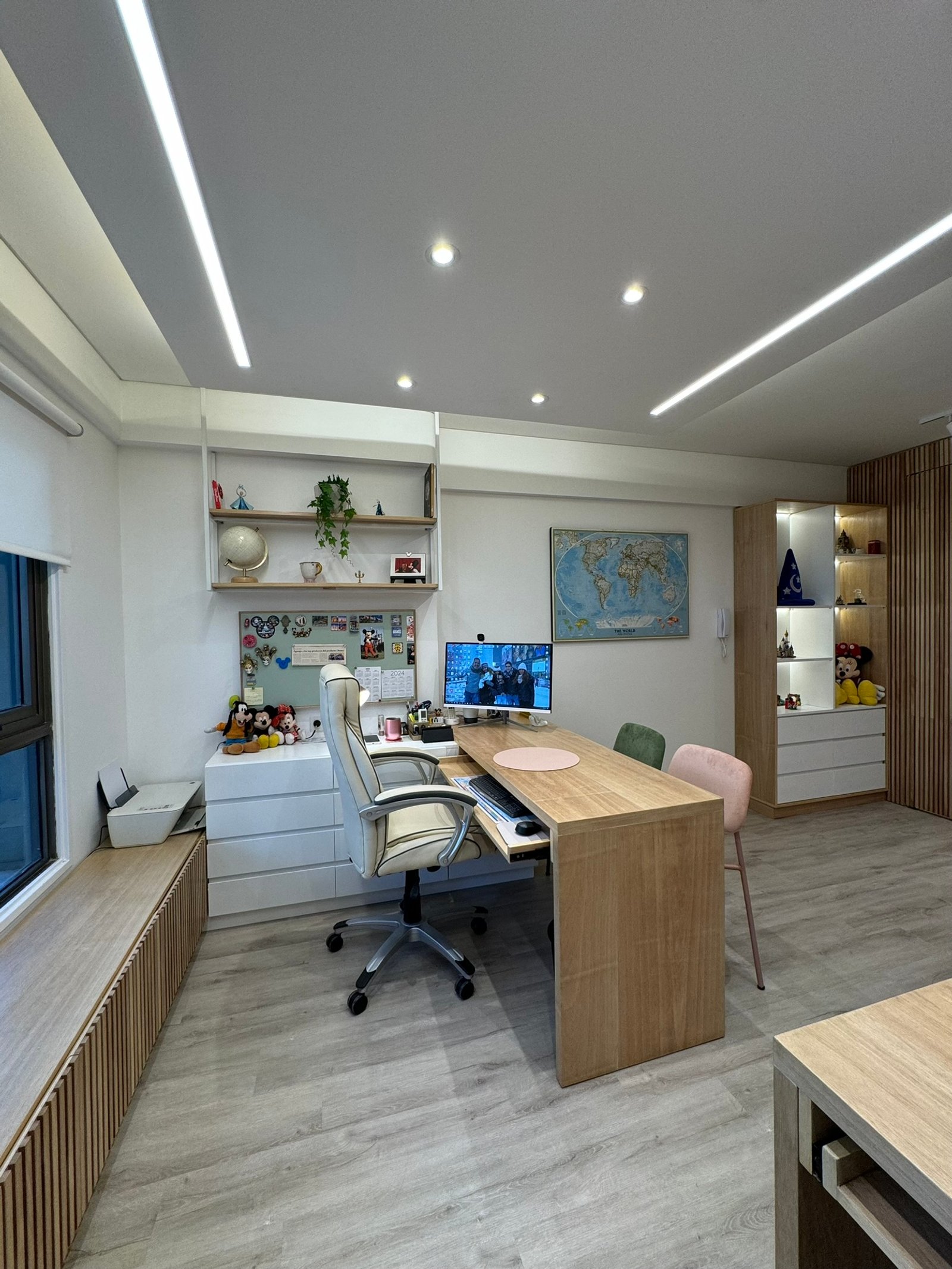 Oficina moderna con escritorio en L y luz indirecta — proyecto AmoViajar, por MDBK Arquitectura, en Palermo