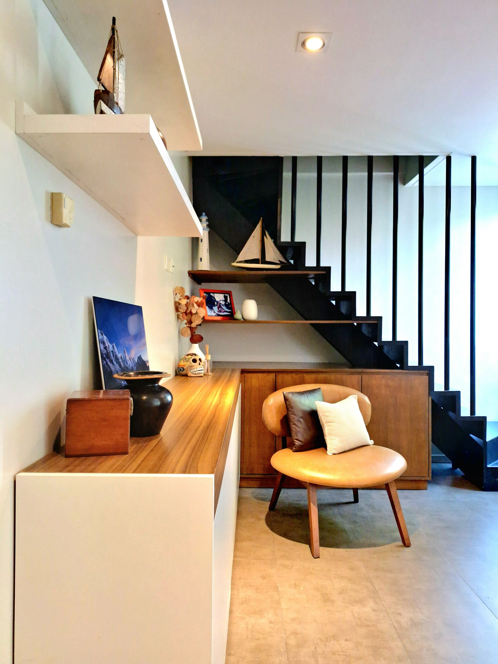Interior moderno con escaleras flotantes, estantes blancos y silla de mediados de siglo — proyecto PROYECTO GREENLANDS, por HALESA ESTUDIO, en Sta Catalina 6105