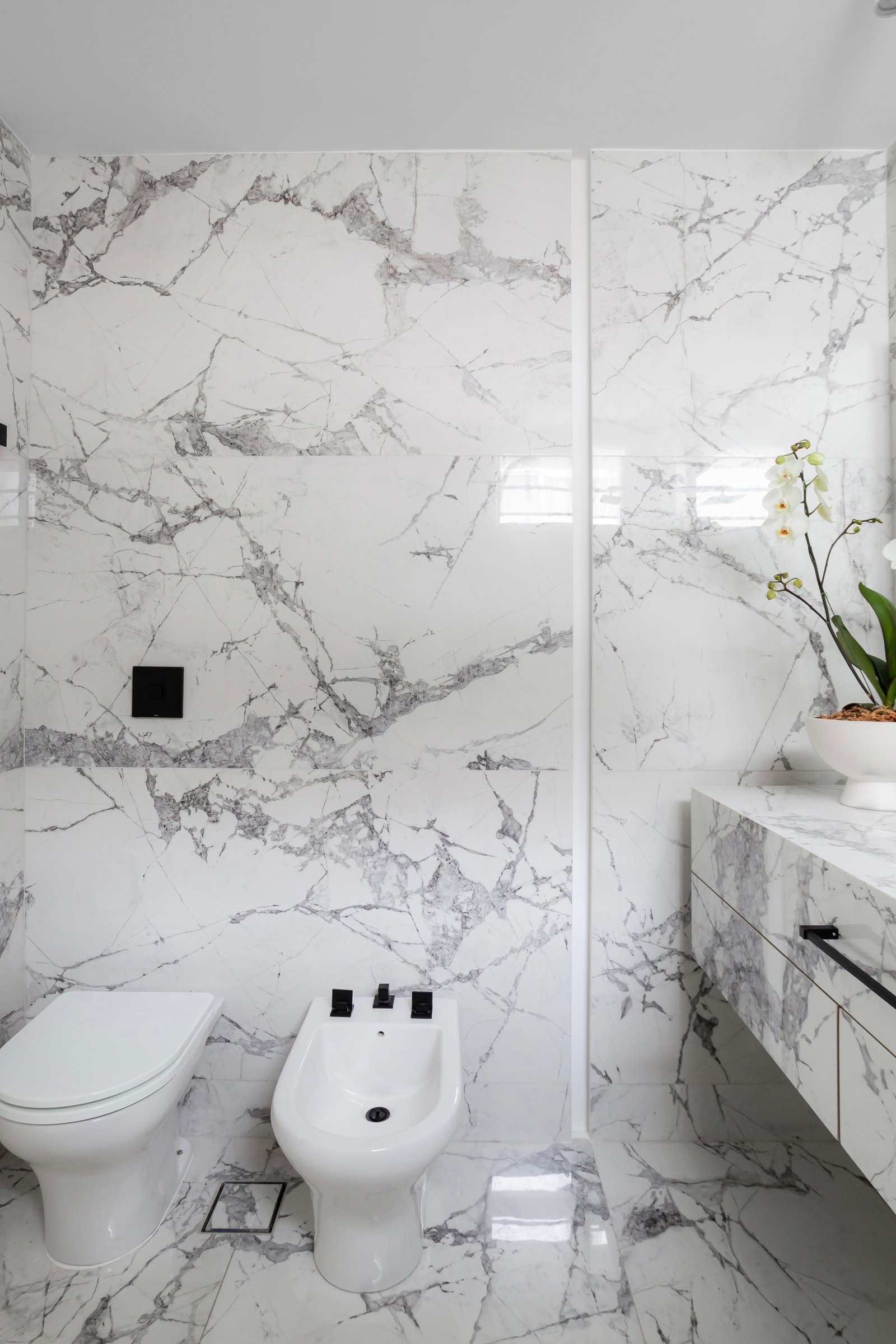 Baño moderno de mármol blanco con bidet e inodoro — proyecto Alvear | Redefining luxury, por Ren Studio, en Recoleta