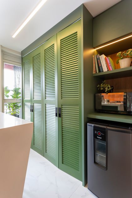 Cocina moderna con muebles verdes, isla beige y estantería flotante — proyecto #ApêCoolColors, por Oficina de Morar, en Jaraguá do Sul - Barra do Rio do Cerro