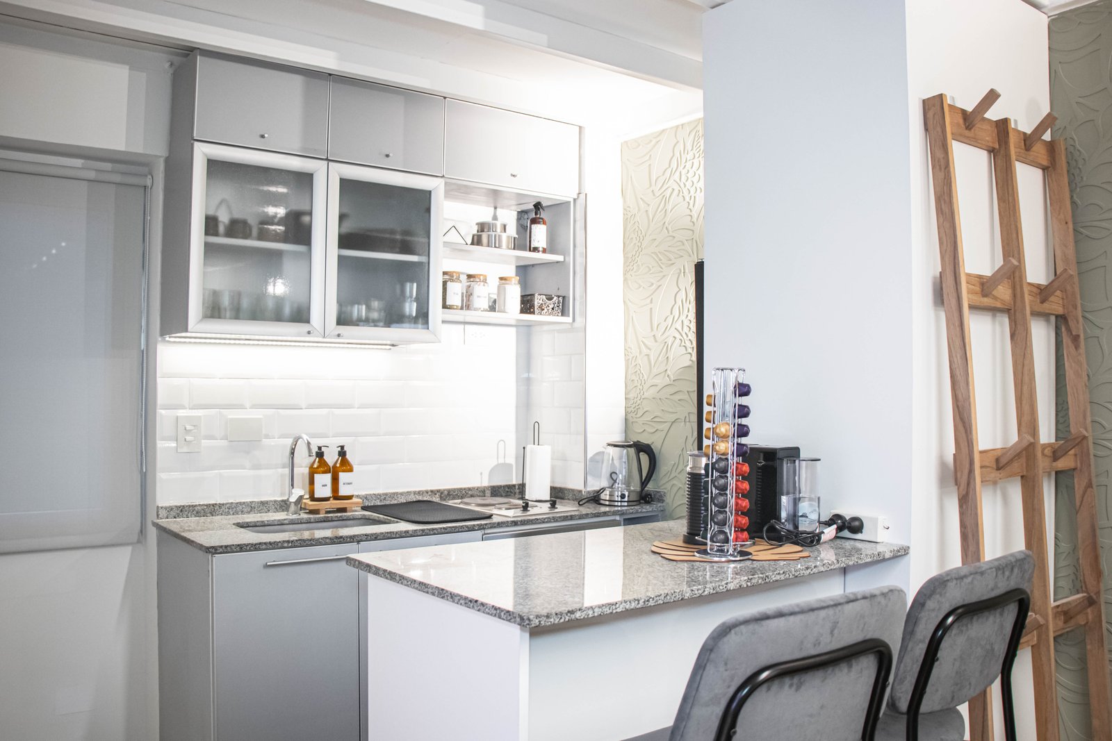 Cozinha escandinava moderna com ilha, madeira e pedra branca — projeto Estudio MDBK, por MDBK Arquitectura, em Almagro